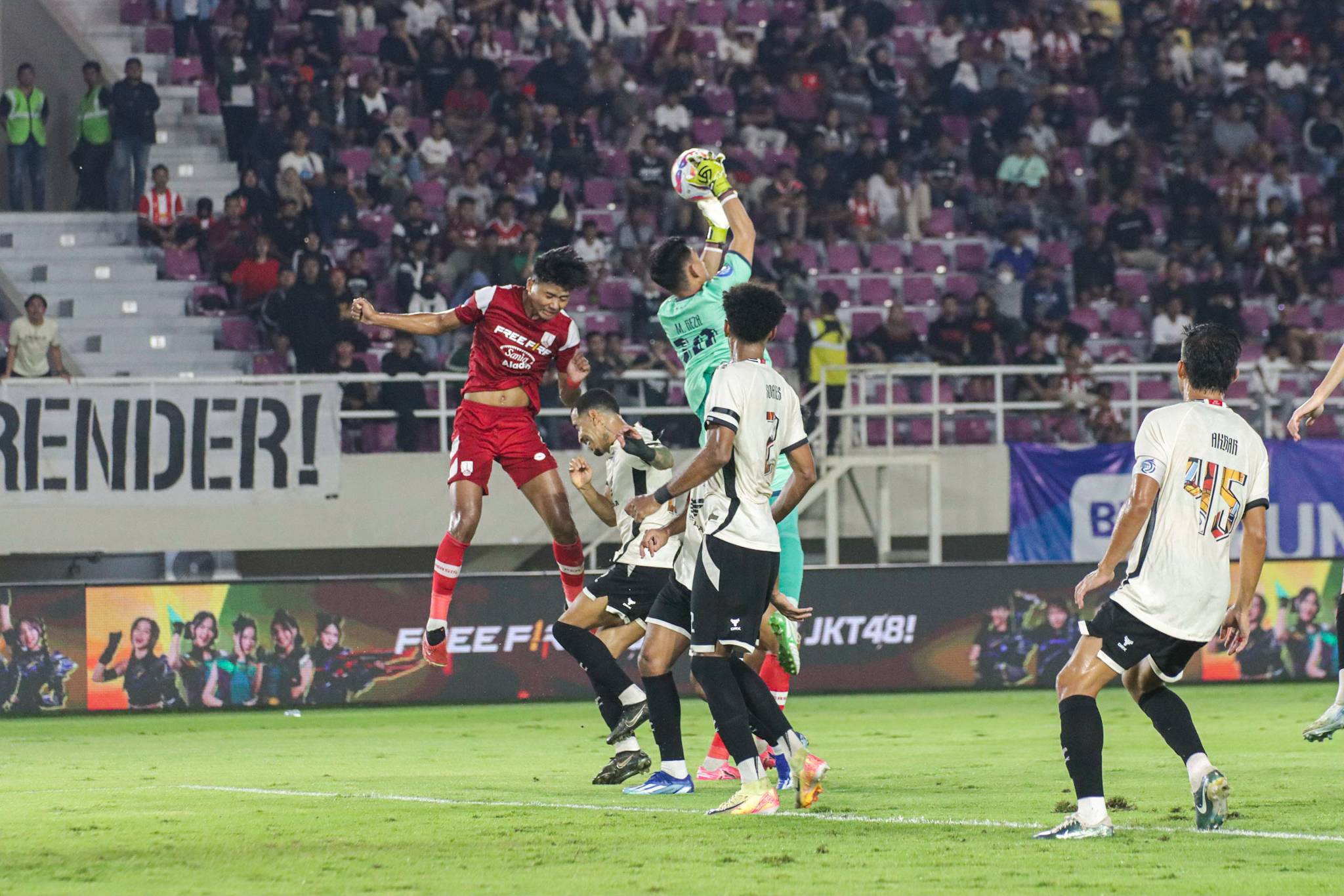 DUEL UDARA: Striker Persis Solo Arkhan Kaka berebut bola dengan bek dan kiper PSM Makassar di Stadion Manahan (13/1).  &nbsp;