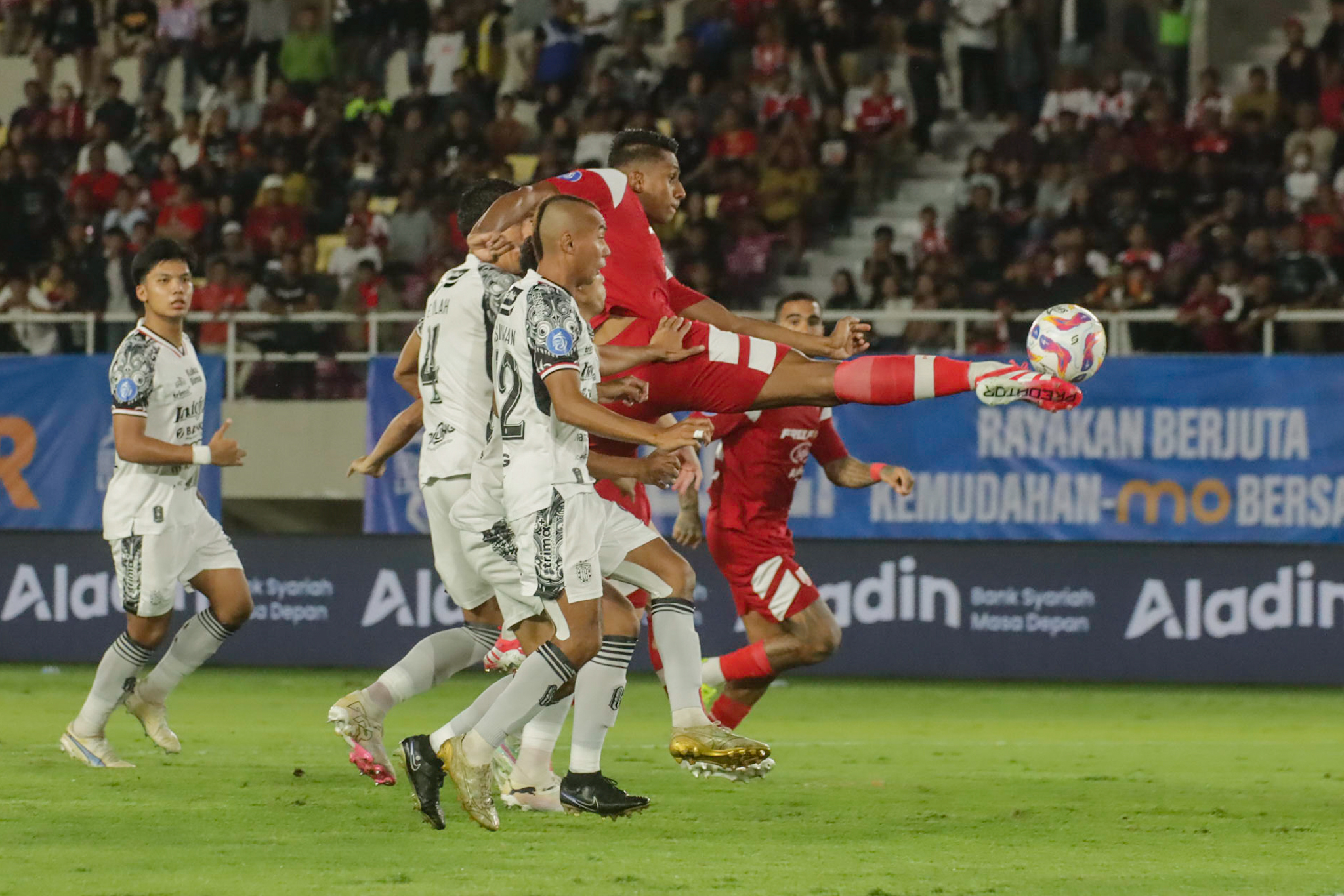 Laga Persis Solo melawan Bali United di Stadion Manahan (6/3/2025).