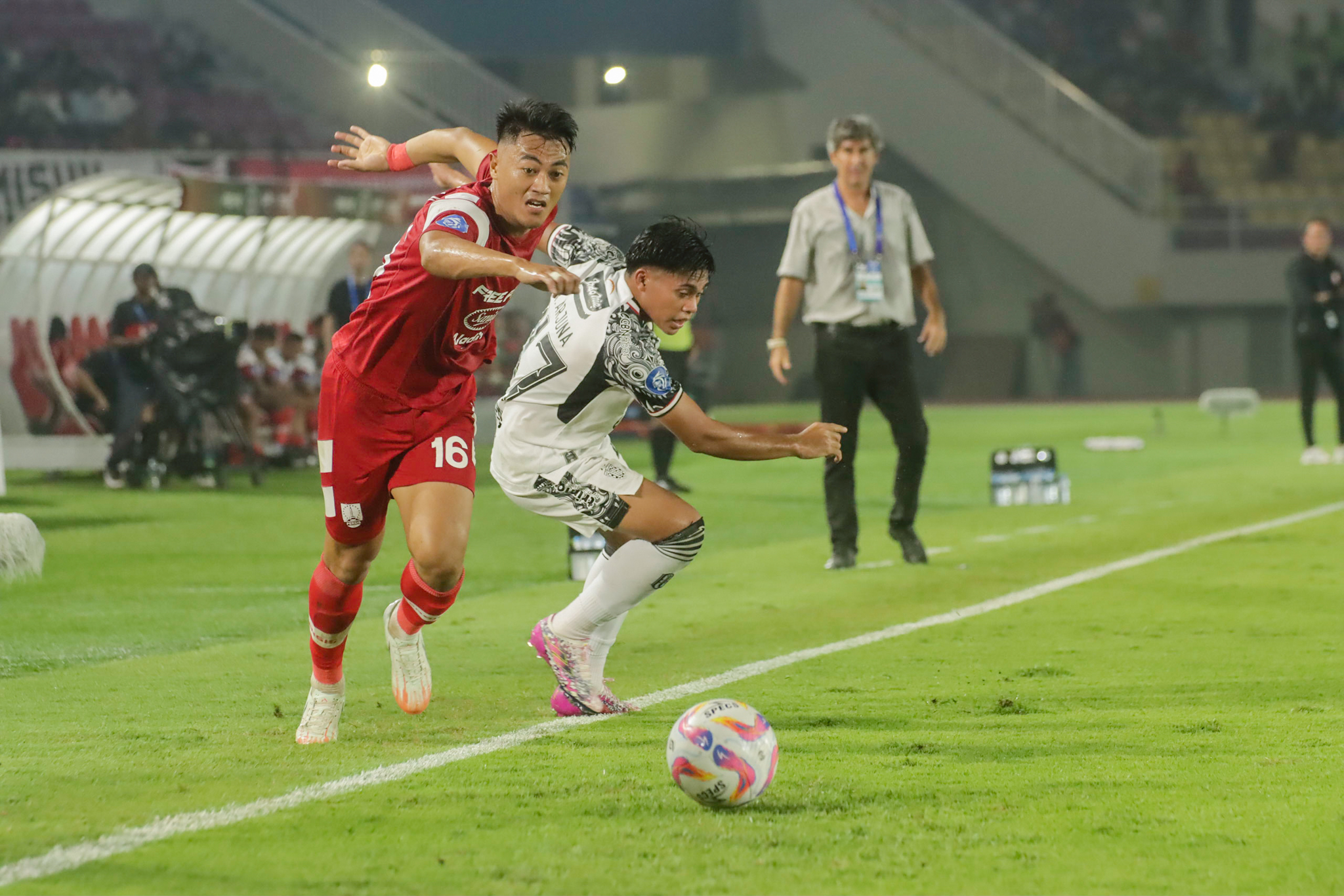 Bek Persis Solo Rizky Dwi saat melawan Bali United di Stadion Manahan (6/3/2025).