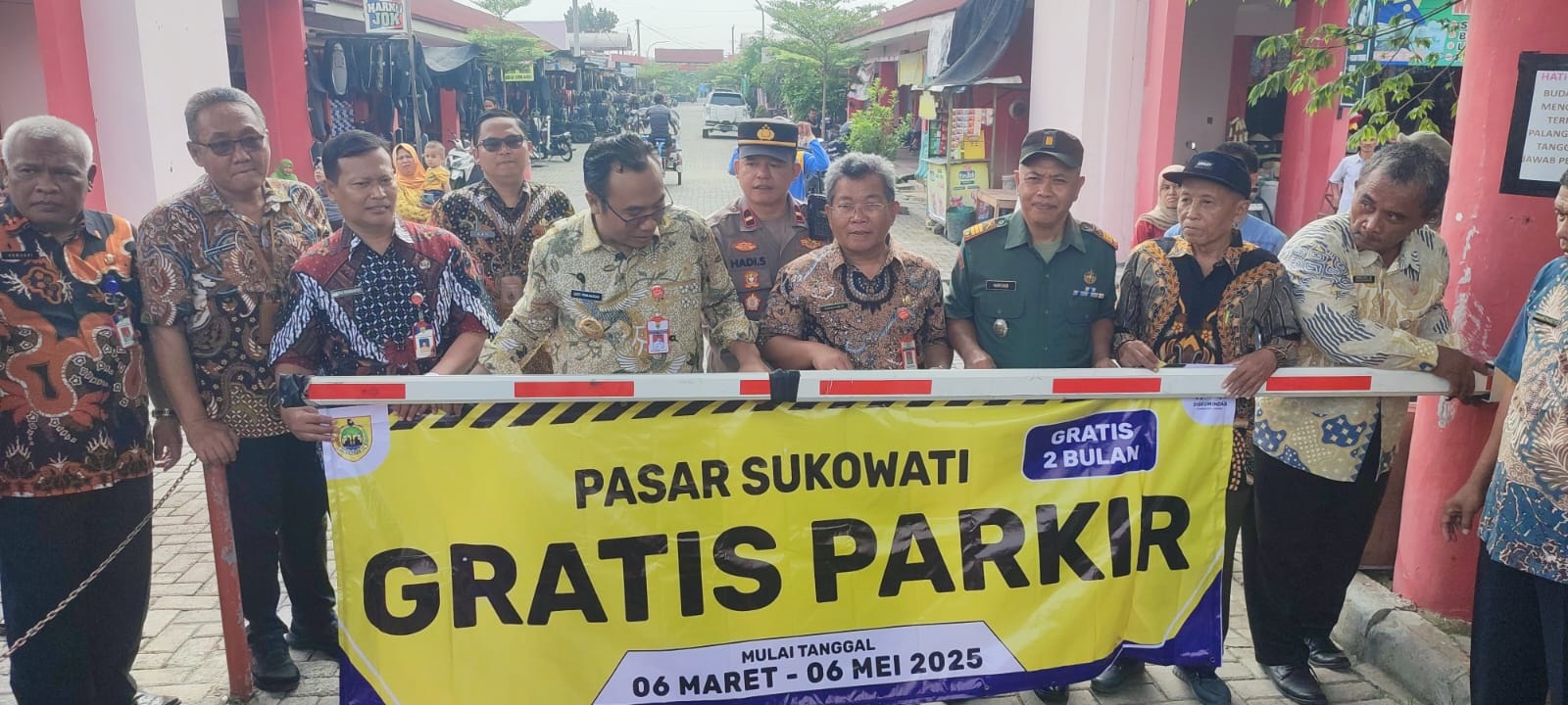 Bupati Sragen Sigit Pamungkas (dua dari kiri) saat membuka palang parkir Pasar Sukowati Sragen, Kamis (6/3/2025). (Ahmad Khairudin/Radar Solo)