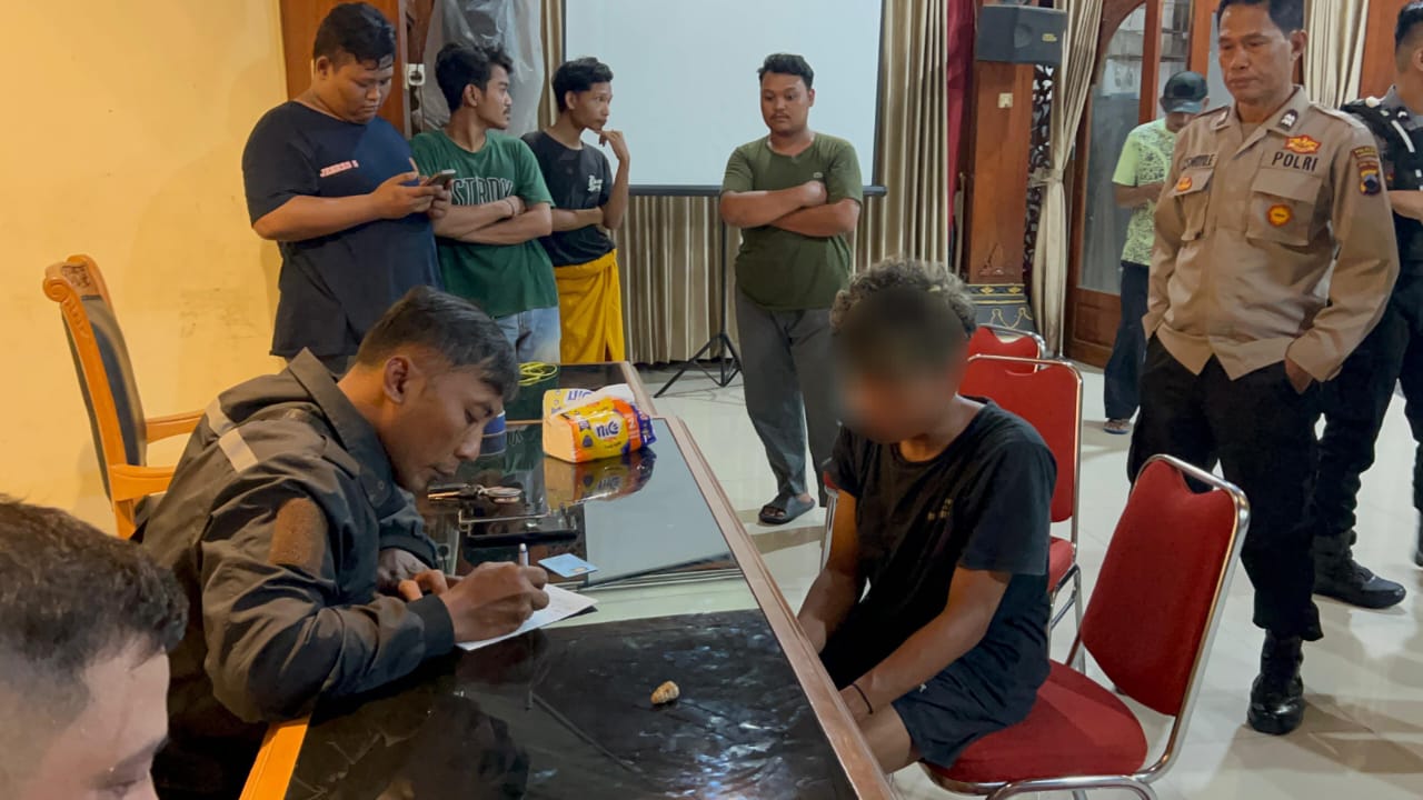 Petugas tengah memeriksa APP,21 warga Sukoharjo yang kedapatan merekam video wanita yang tengah mandi di toilet masjid Masjid Al Fatih, Kepatihan Wetan, Kamis (6/3/2025).