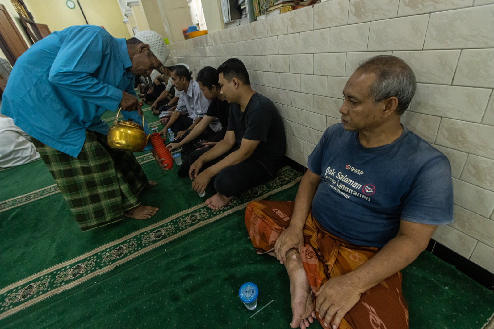 CIRI KHAS: Jamaah yang ingin berbuka puasa di Masjid Jami