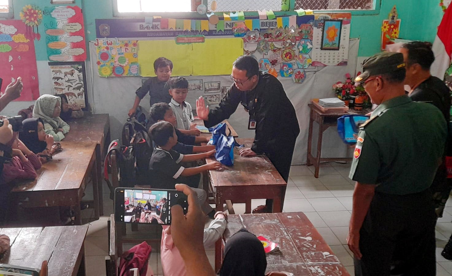 Wakil Bupati Karanganyar Adhe Eliana bersama perwakilan Forkopimda Karanganyar saat menyalurkan MBG di SD Negeri 04 Bejen, Karanganyar Kota, Kamis (6/2/2025) pagi.
