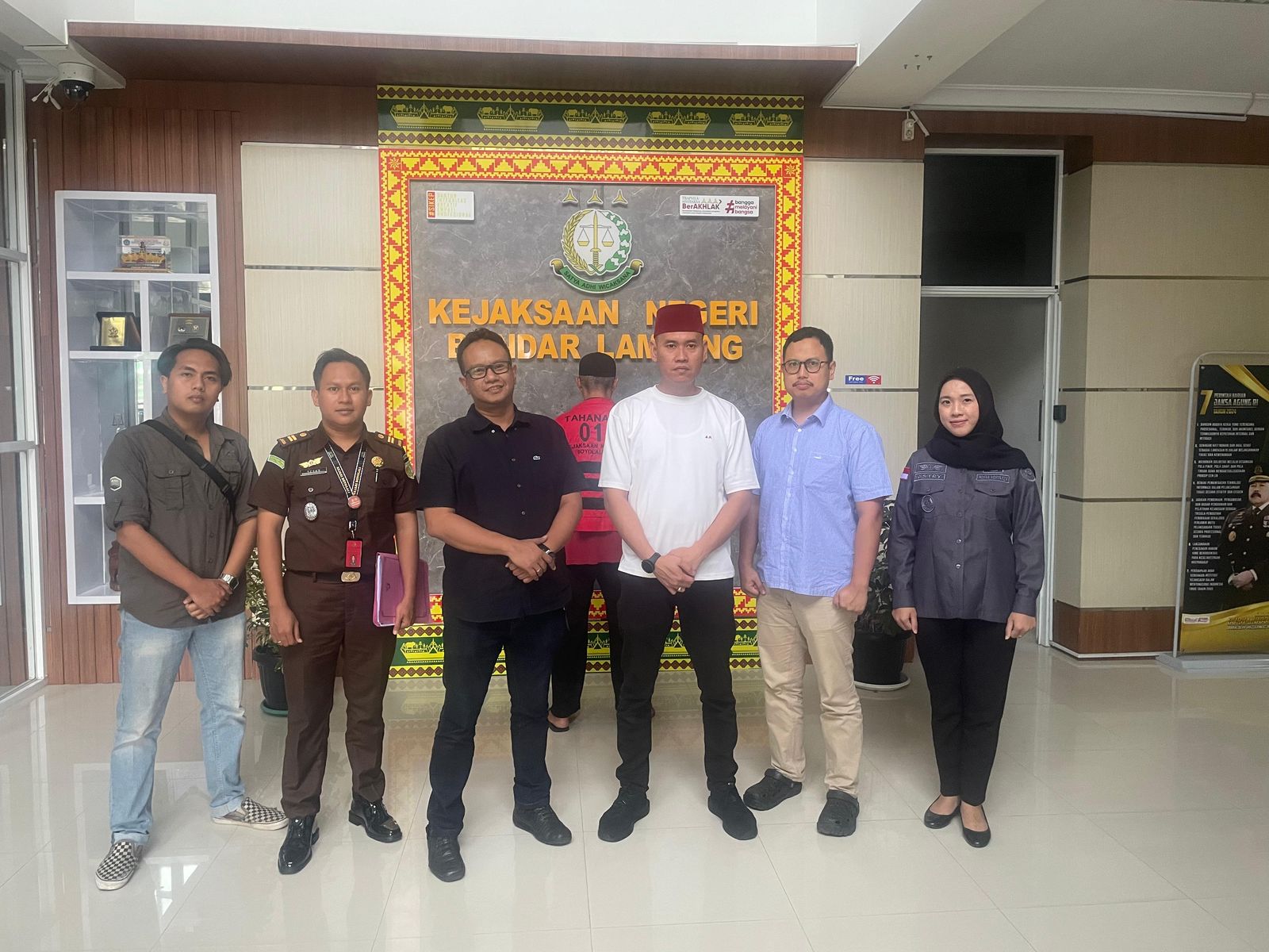 Tim Kejari Boyolali yang menangkap Maryoto, mantan kades Teras yang menjadi buron selama 16 tahun.