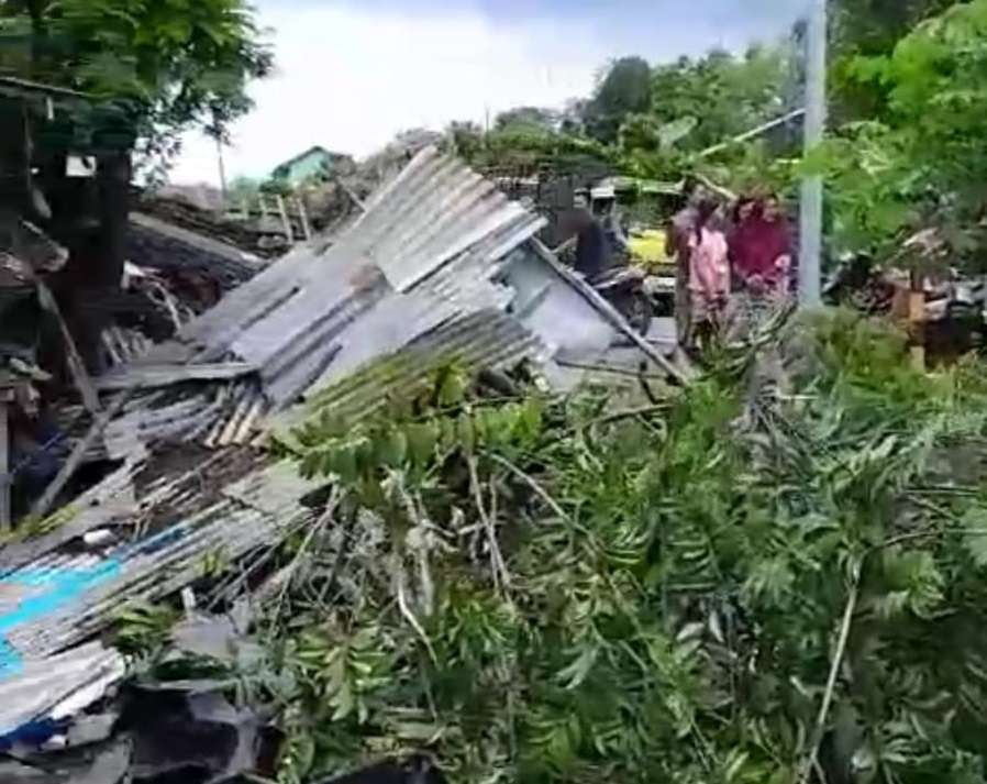 Kondisi toko onderdil bekas di Giritontro Wonogiri setelah ditabrak mobil pick up, Kamis (6/3/2025).