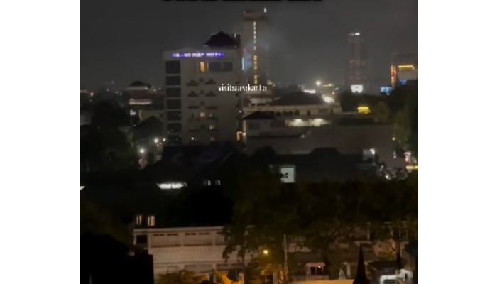 Asap mengepul dari bagian atas bangunan Grand HAP Hotel Solo, Jumat (7/3/2025) malam.