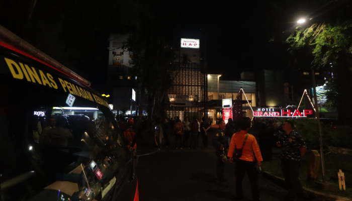 Mobil damkar berada di lokasi kebakaran di Grand HAP Hotel Solo, Jumat (7/3/2025) malam.