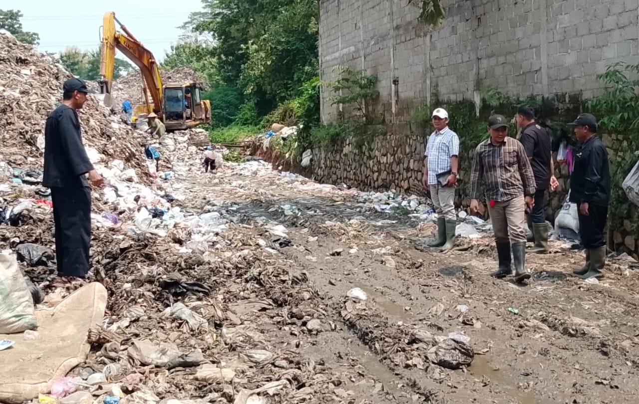 Komisi C DPRD Karanganyar melakukan sidak ke TPA Sukosari, Jumat (7/3/2025).