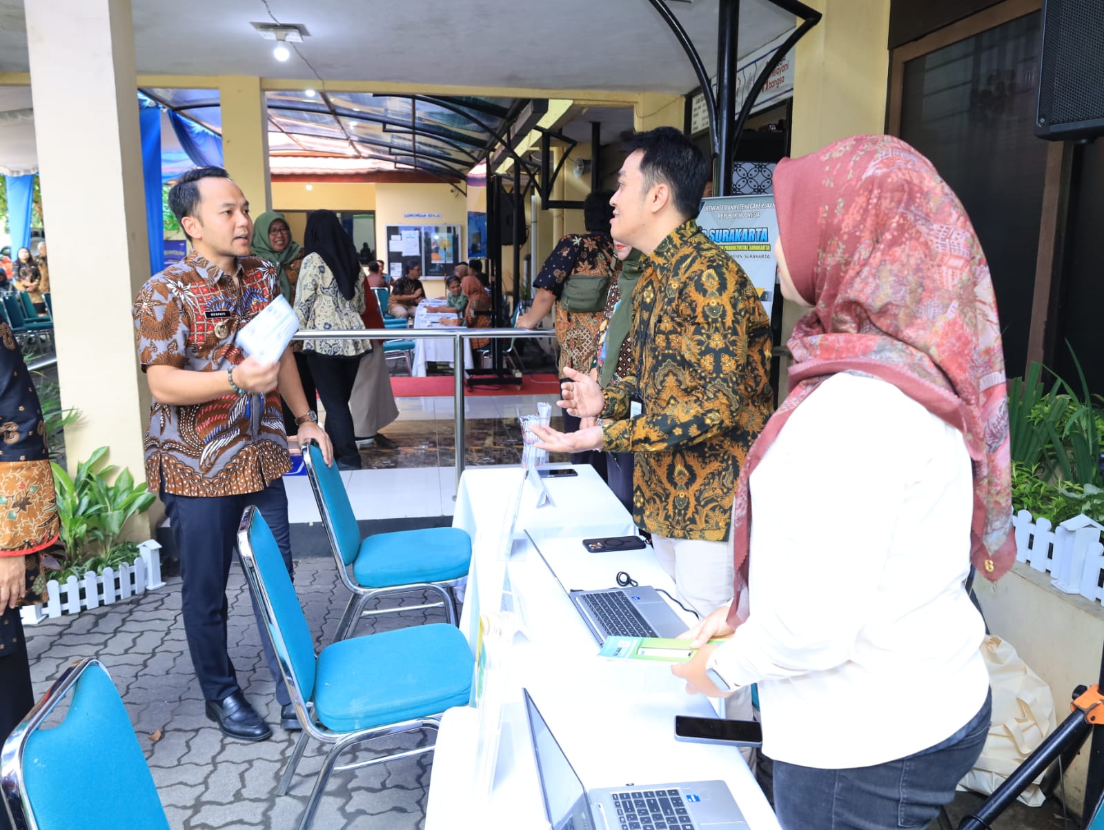 Wali Kota Surakarta Respati Ardi meninjau launching Rumah Konsultasi KLIK-ON PHK di Disnaker Kota Solo, Jumat (7/3/2025).