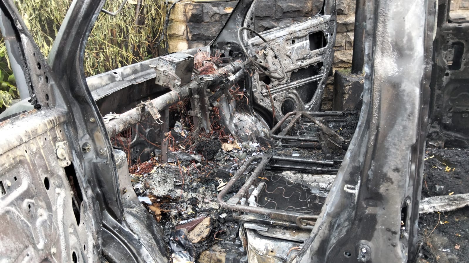 Kondisi mobil logistik Daihatsu Luxio yang terbakar di area parkir Mall Luwes Gentan, Kecamatan Baki, Jumat (7/3/2025) siang.