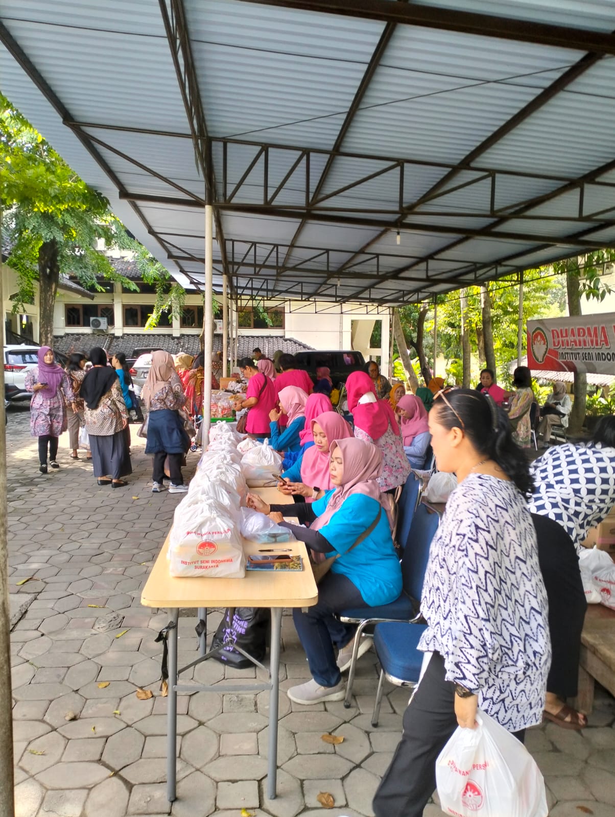Bazar murah Ramadhan yang digelar DWP ISI Surakarta di kampus setempat, Jumat (7/3/2025).
