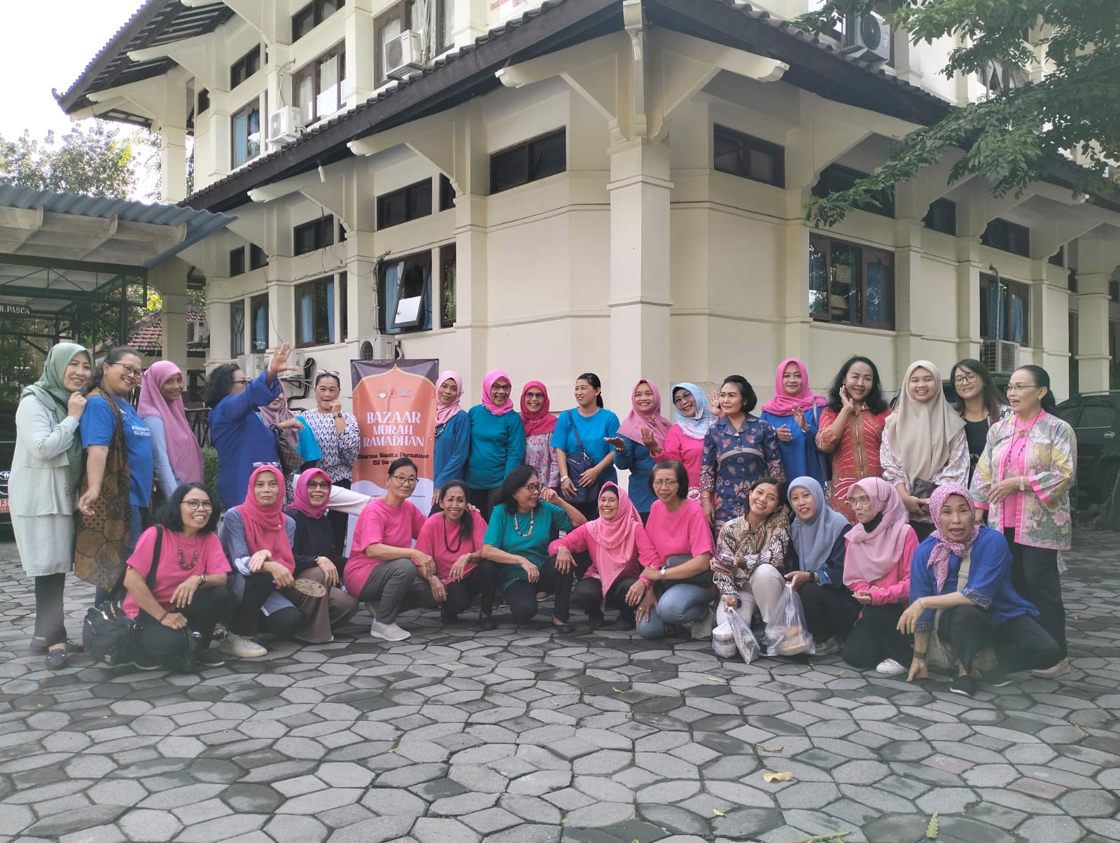 Seluruh tim DWP ISI Surakarta yang berperan mendukung kelancaran bazar Ramadhan.