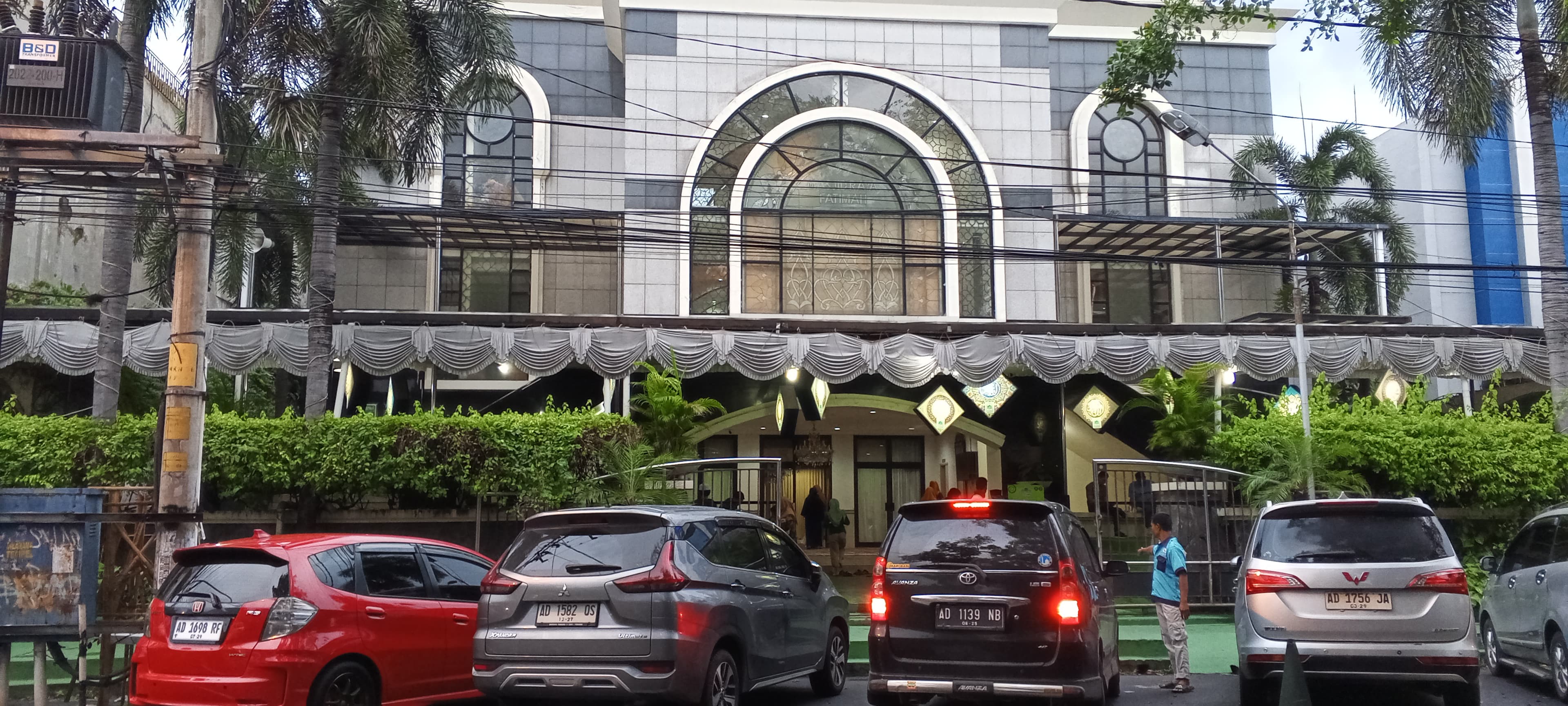Bangunan depan Masjid Fatimah Solo ramai dikunjungi jamaah.