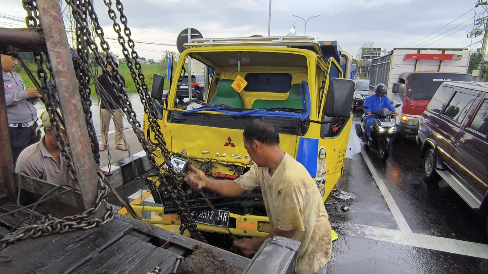 Evakuasi truk kecelakaan di Exit Tol Solo-Yogya Kuncen, Ceper, Klaten, Sabtu (8/3/2025). (Dokumentasi Satlantas Polres Klaten)