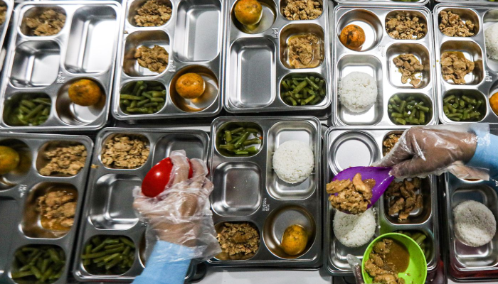 Ilustrasi menyiapkan makan bergizi gratis (MBG).