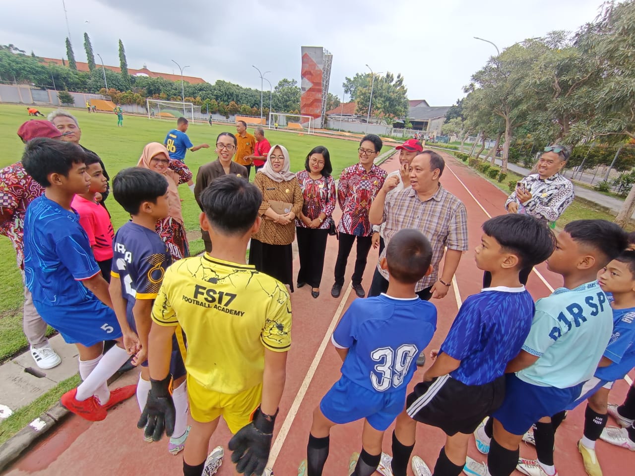 Anggota Komisi IV DPRD Solo saat sidak kegiatan latihan sepak bola Sekolah Khusus Olahraga (SKO) di Stadion Mini Cengklik, Kamis (6/3/2025) sore.