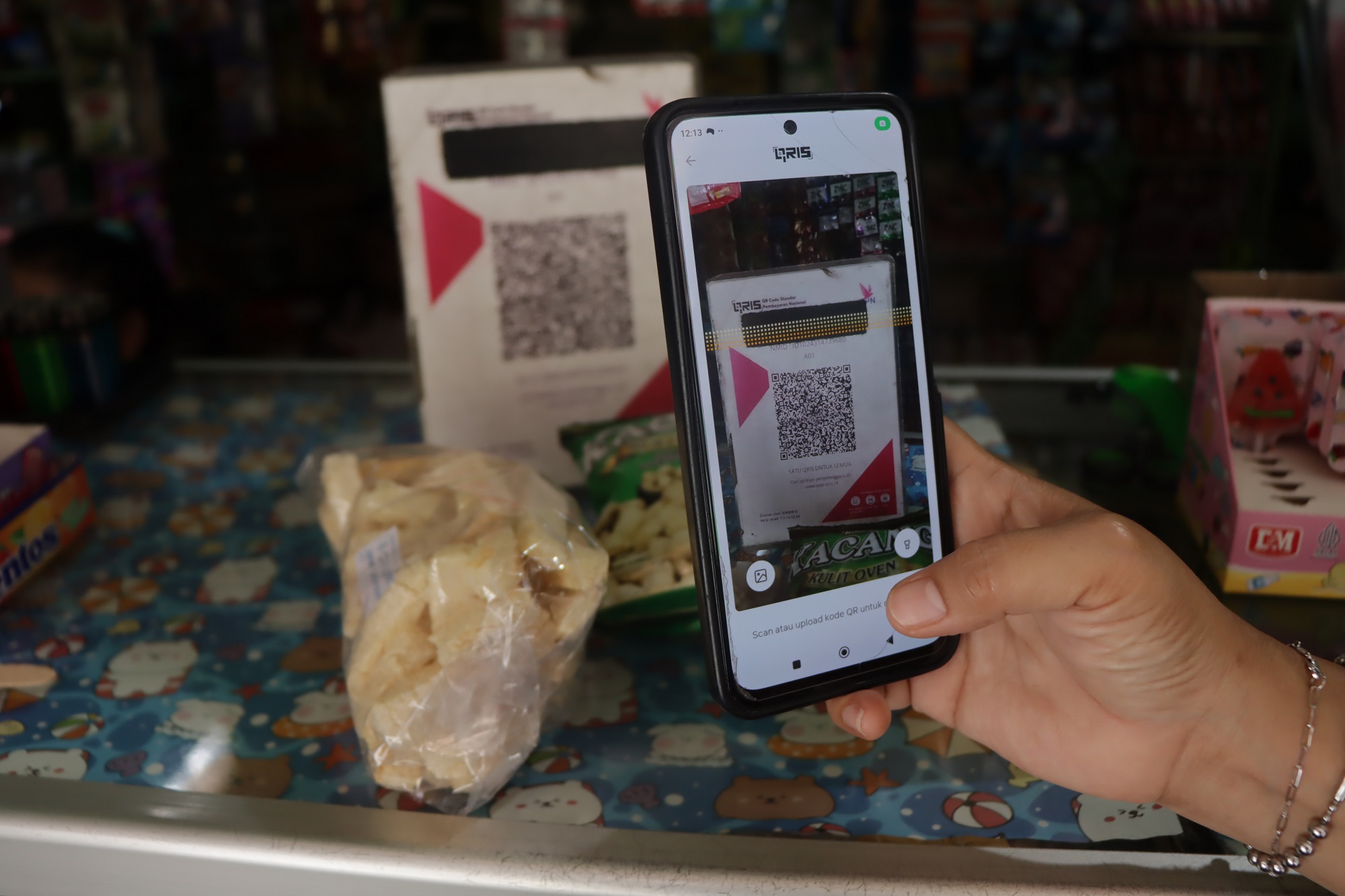 Transaksi digital kini makin populer. (M Arief Budiman/Radar Solo)