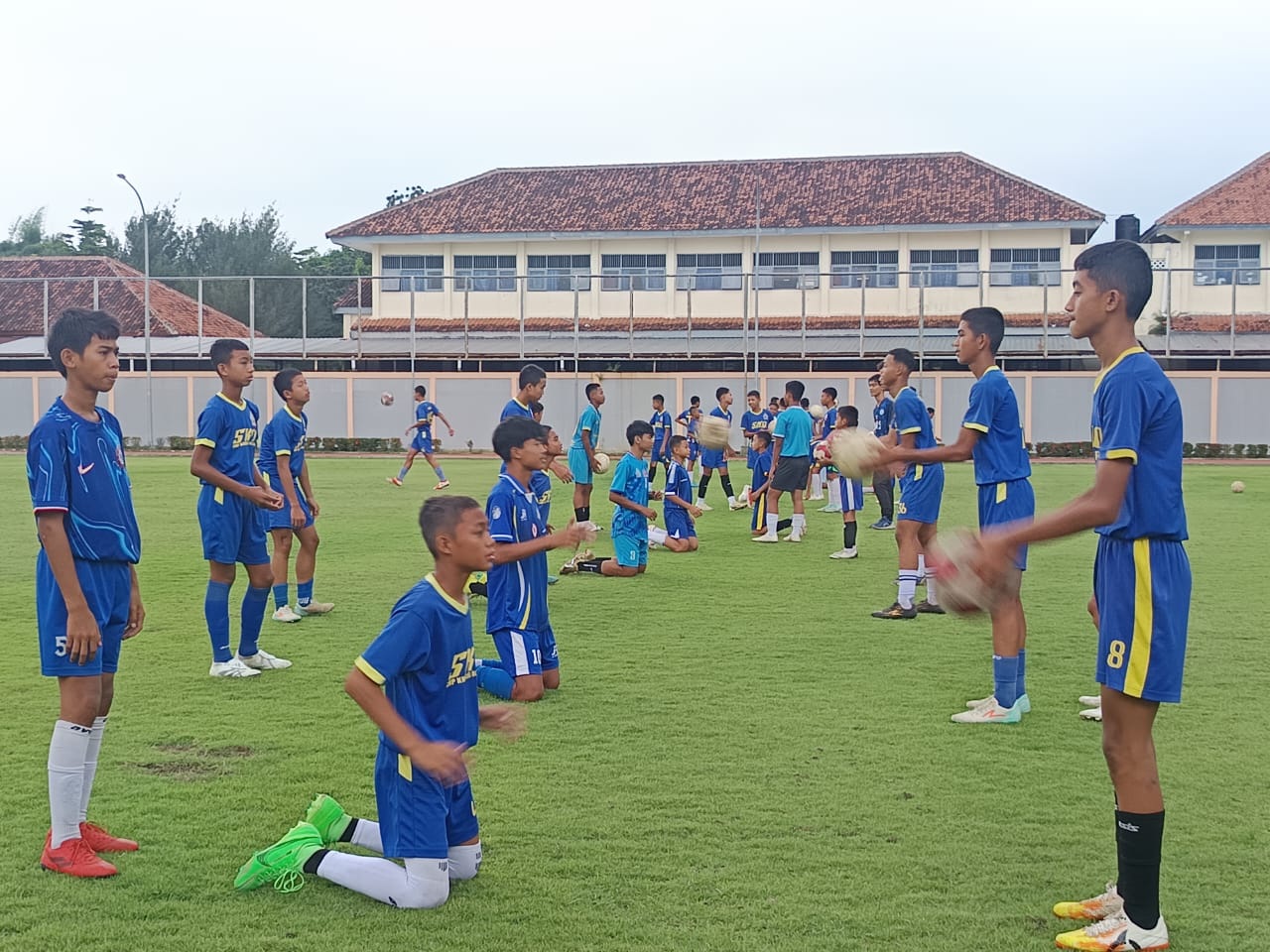 DISOROT: Siswa KKO tengah menjalani latihan di Stadion Mini Surakarta, Cengklik, Sabtu (8/3).