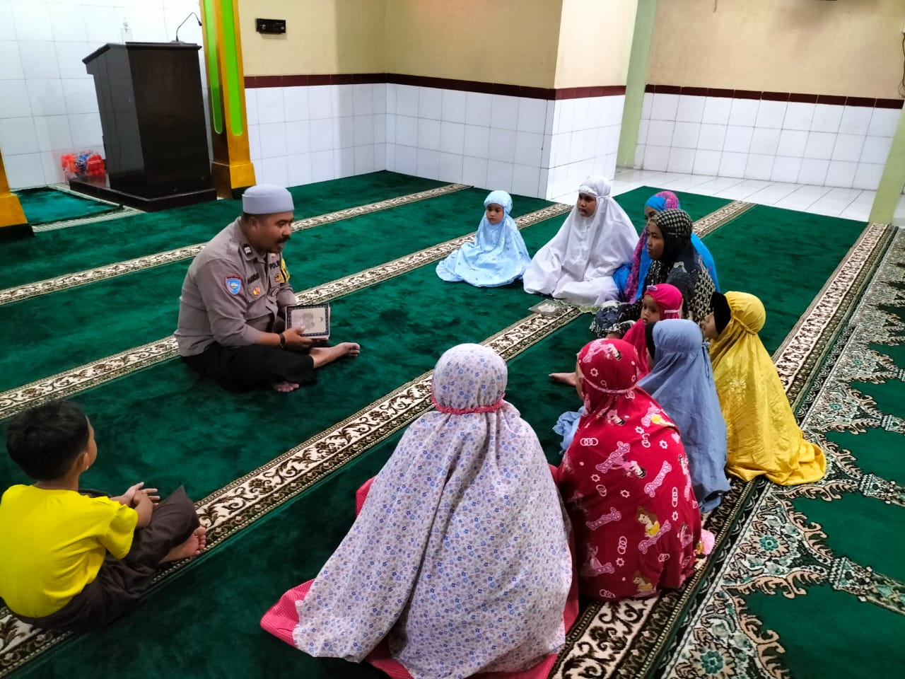 Aiptu Heru Handoko membimbing anak-anak mengaji di musalah wilayah Jebres. (A Christian/Radar Solo)