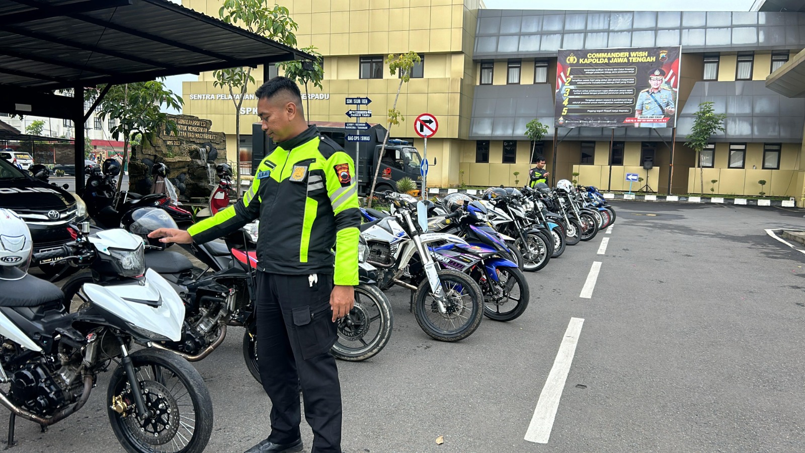 Sepeda motor berknalpot brong diamankan di Mapolres Sukoharjo.