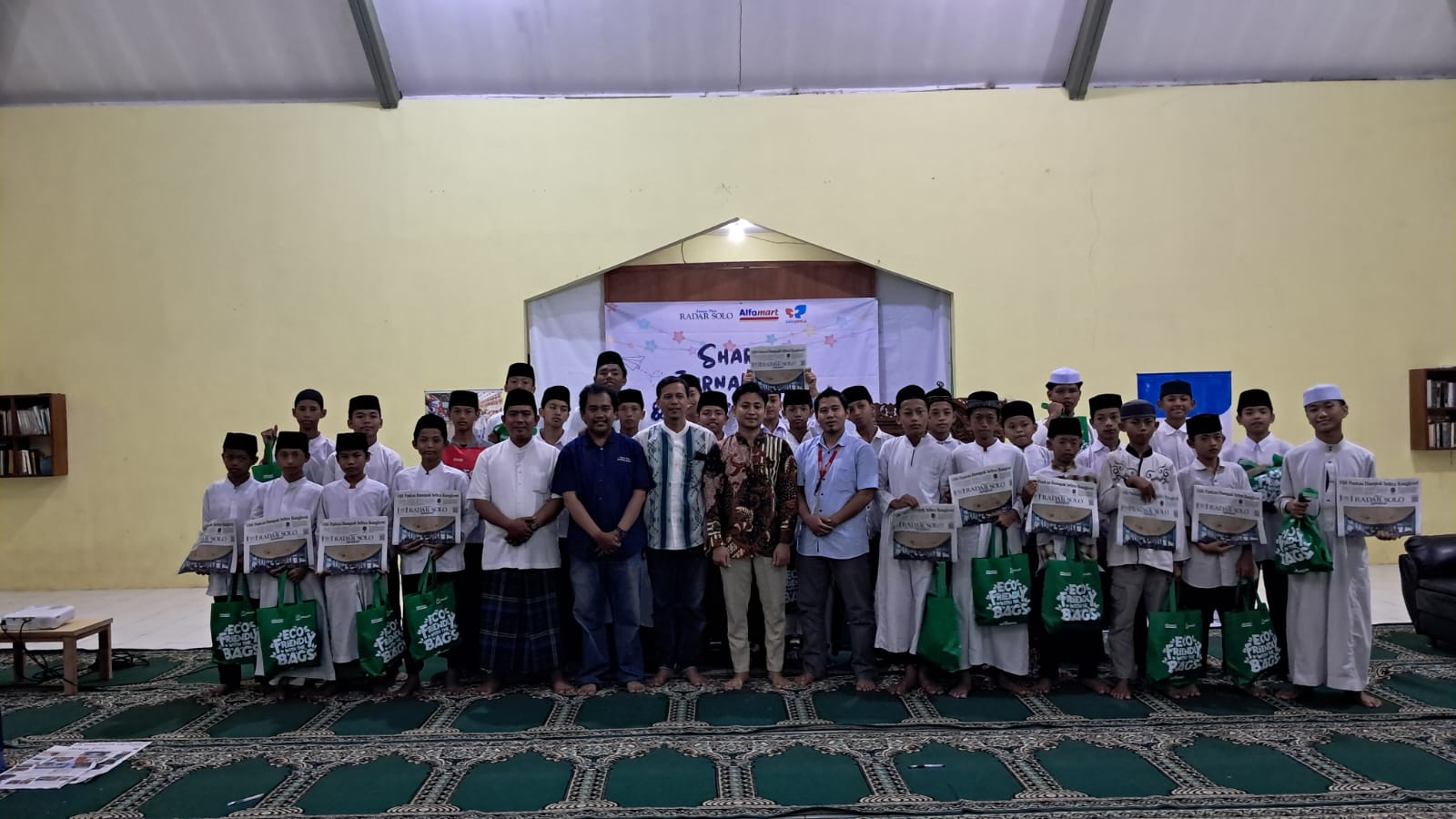 Para santri Baiturrahmah Solopeduli saat foto bersama usai mengikuti sharing jurnalistik bersama Alfamart dan Jawa Pos Radar Solo.