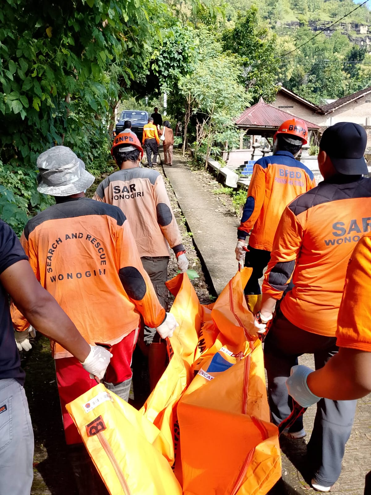 Evakuasi mayat di kawasan Waduk Gajah Mungkur, Minggu (9/3/2025).