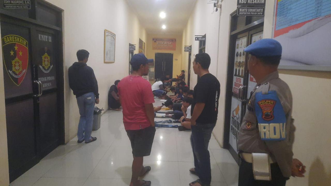 Para bocil pelaku perang sarung didata di Mapolres Boyolali, Minggu (9/3) dini hari.