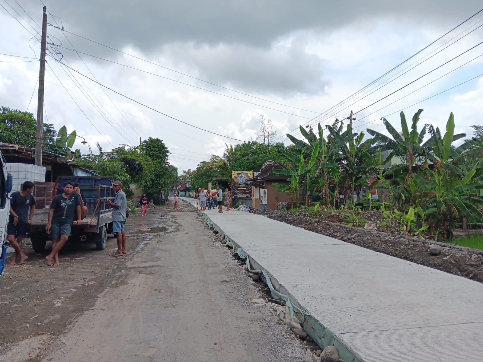 Ruas Jalan Jelobo-Jaten, Kecamatan Wonosari yang masih proses pengecoran pada satu sisi.