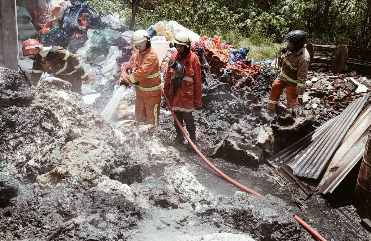 Tim Damkar Solo lakukan pendinginan di pabrik daur ulang limbah plastik di RT 05 RW 09, Kelurahan Mojosongo, Kecamatan Jebres.