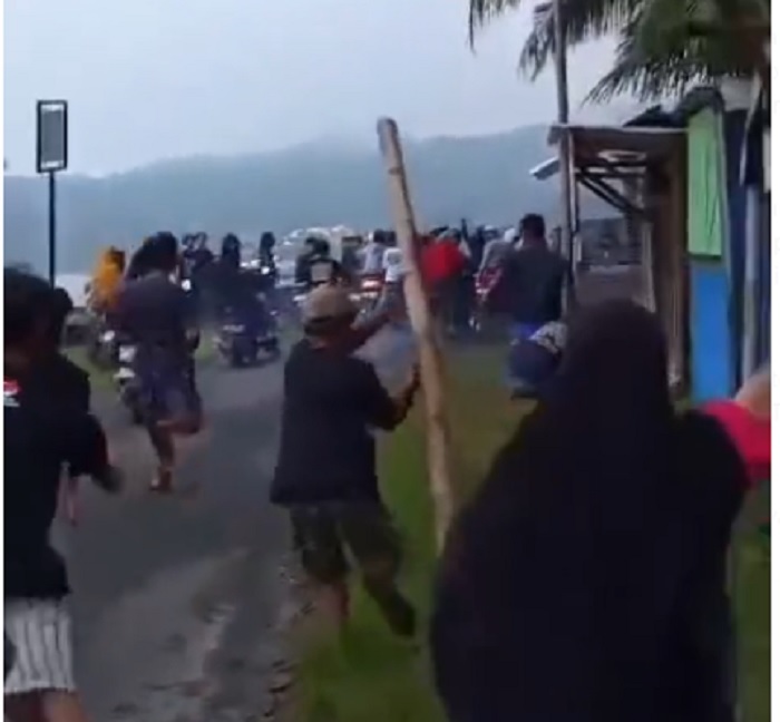 Tangkapan layar saat warga kawasan objek wisata Rowo Jombor Klaten mengepung konvoi sepeda motor knalpot brong.
