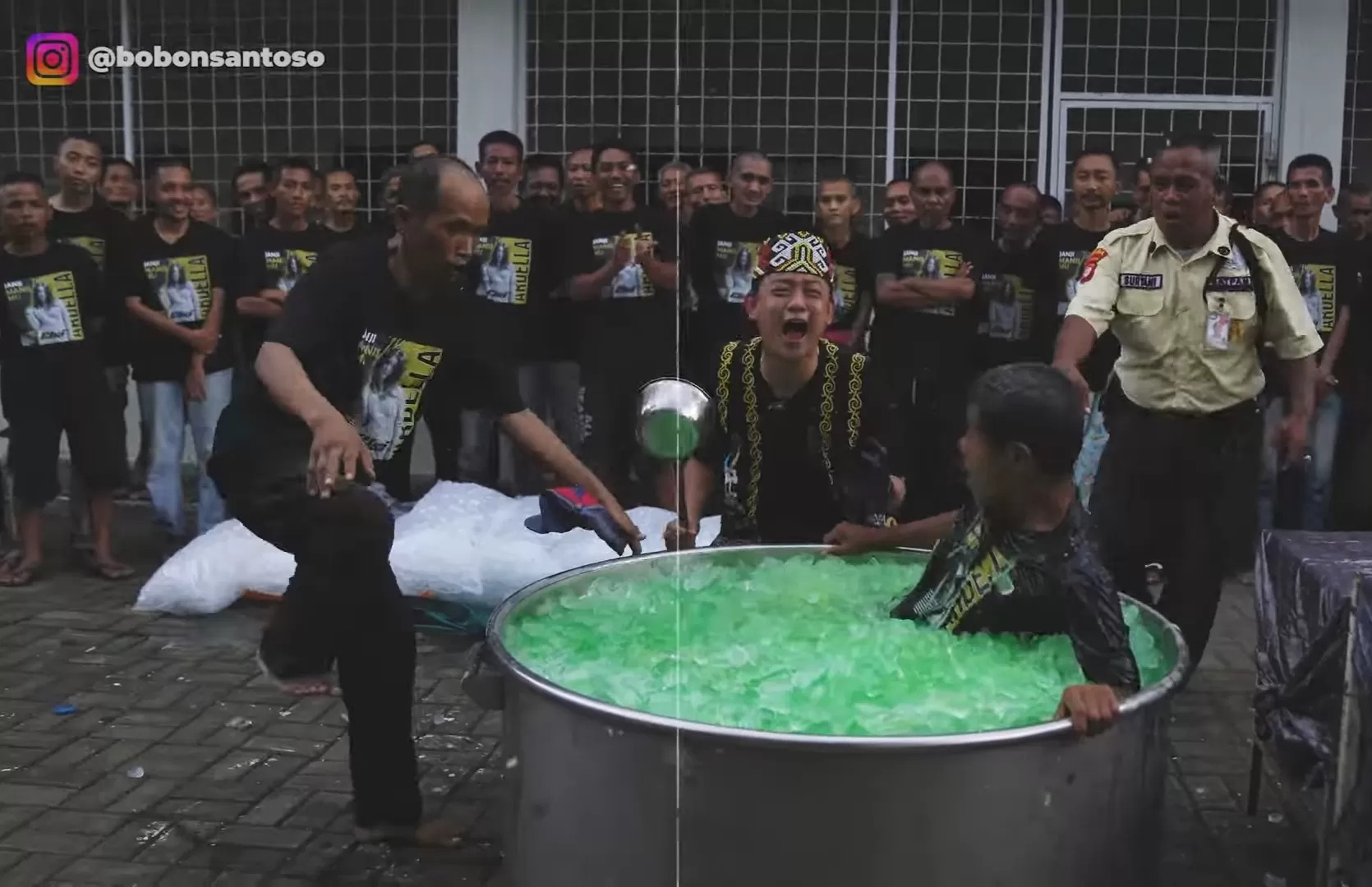 Momen saat sejumlah ODGJ menjadikan wadah raksasa berisi es takjil sebagai kolam renang.
