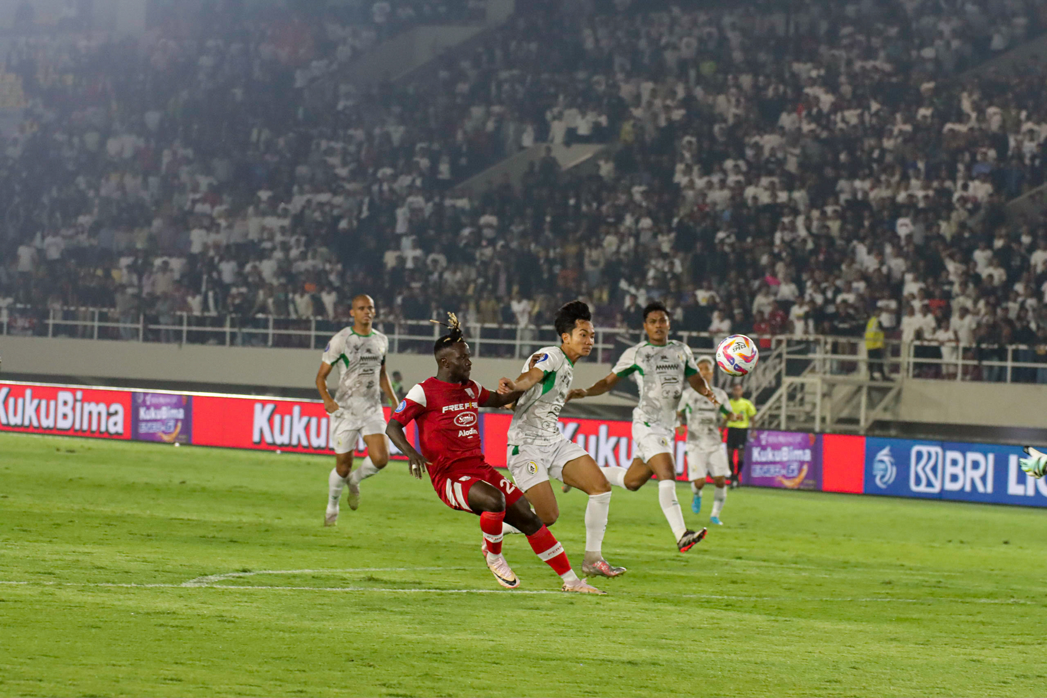 Persis Solo melawan PSS Sleman di Liga 1  2024/2025 di Stadion Manahan.