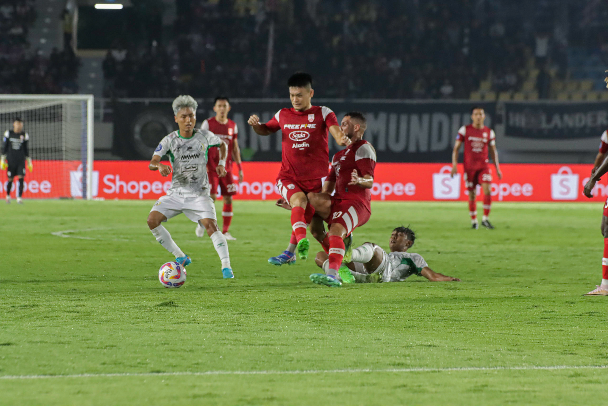 Persis Solo melawan PSS Sleman di Liga 1  2024/2025 di Stadion Manahan.