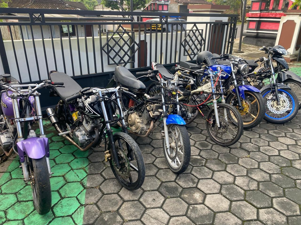 Kendaraan modifikasi yang diamankan di Polsek Pracimantsoro.