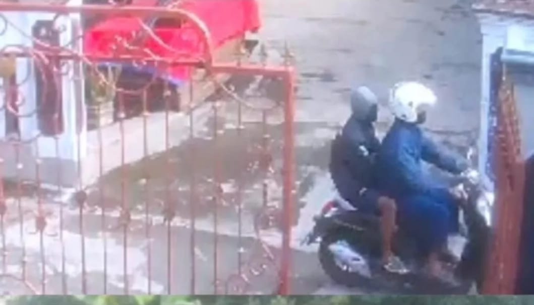 Terduga pelaku saat melintas di depan rumah Desa Kurung, Kecamatan Ceper, Klaten