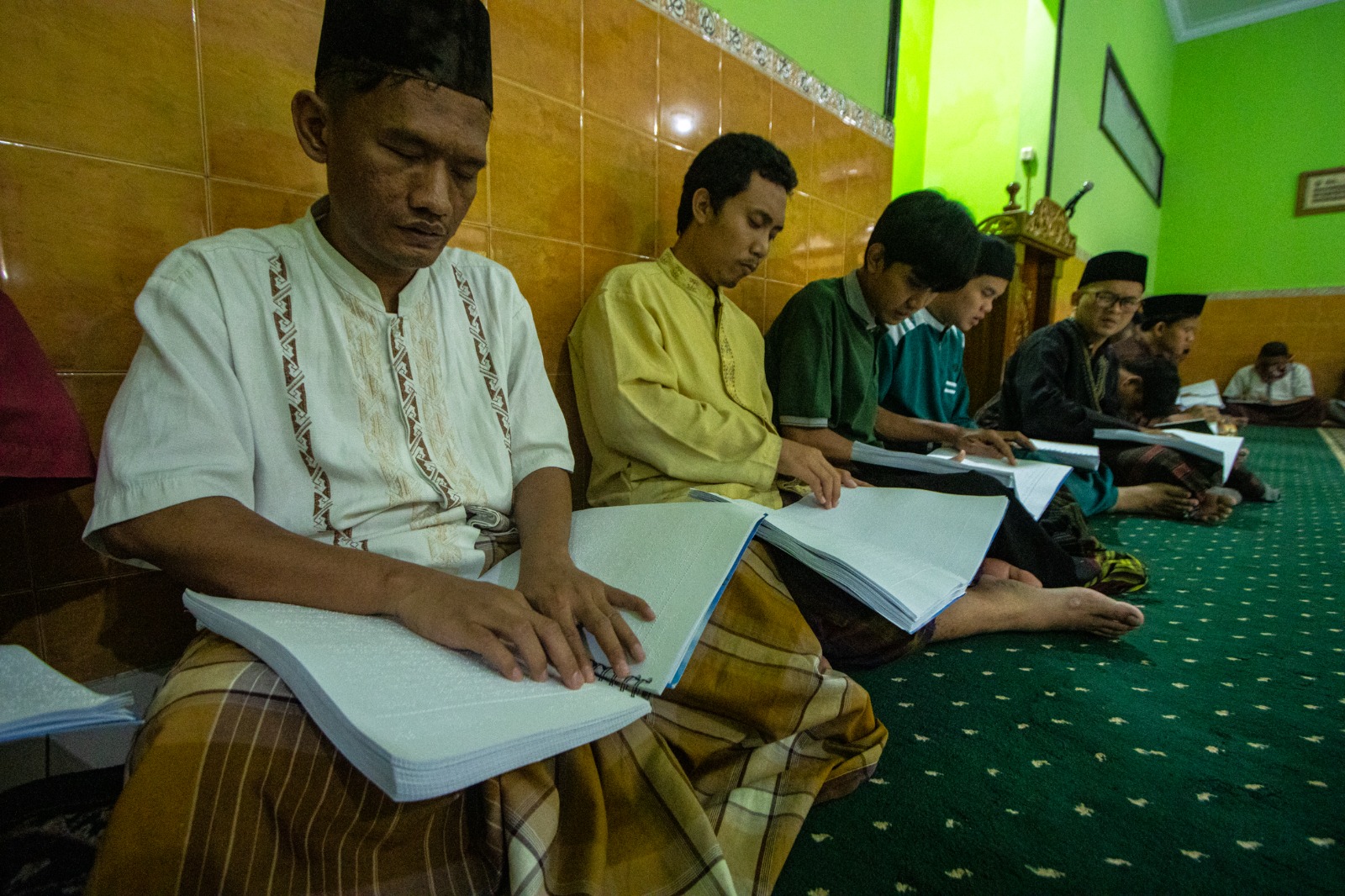 MERABA: Para penyandang disabilitas melantunkan ayat suci Alquran di Masjid Nurul Huda, Panti Sosial Disabilitas Sensorik Bhakti,Senin (10/3) siang. &nbsp;