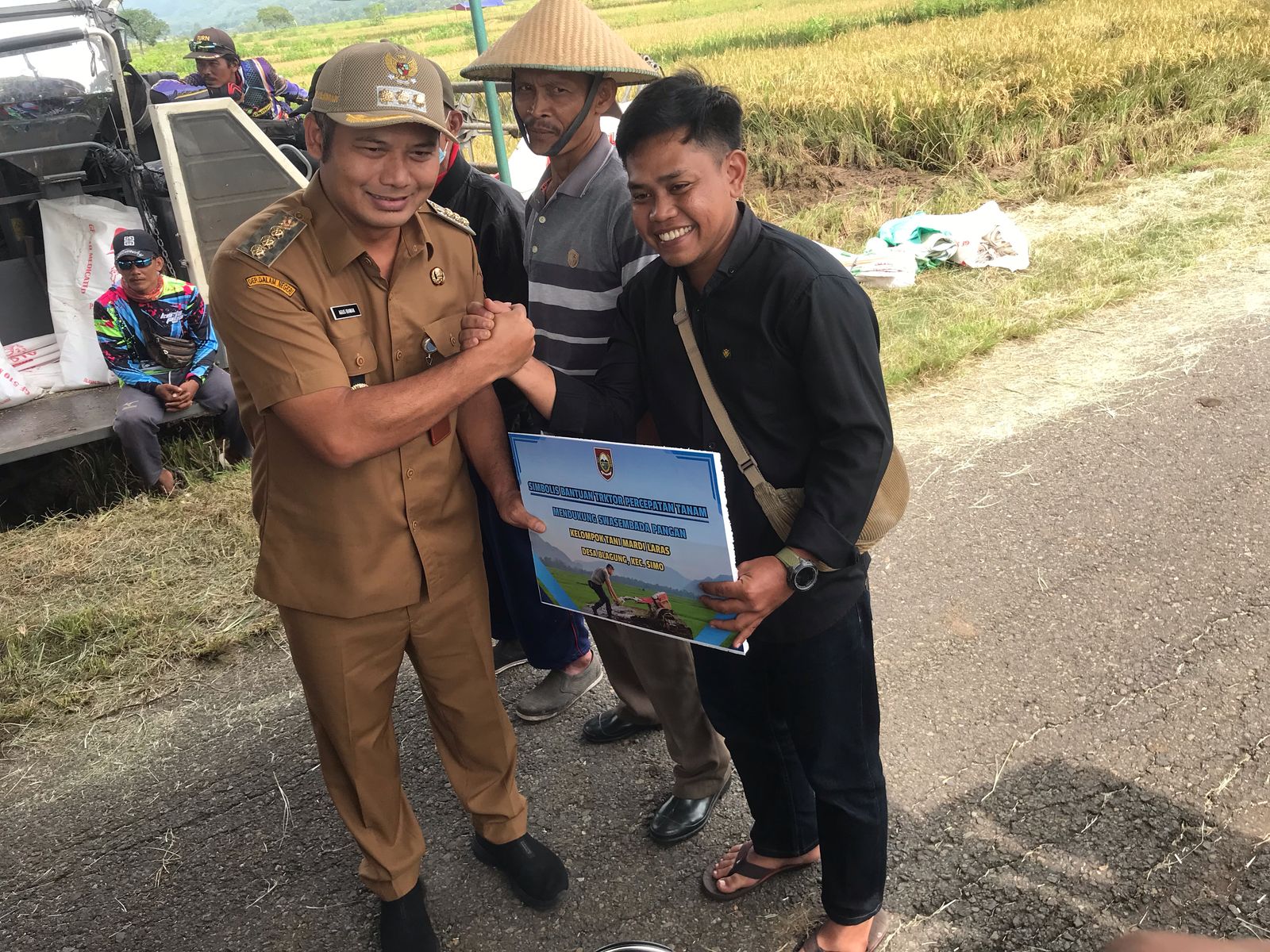 Bupati Boyolali Agus Irawan menyerahkan bantuan alat dan mesin pertanian (alsintan) kepada 15 Gabungan Kelompok Tani (Gapoktan) di Kecamatan Simo,Senin (10/3).