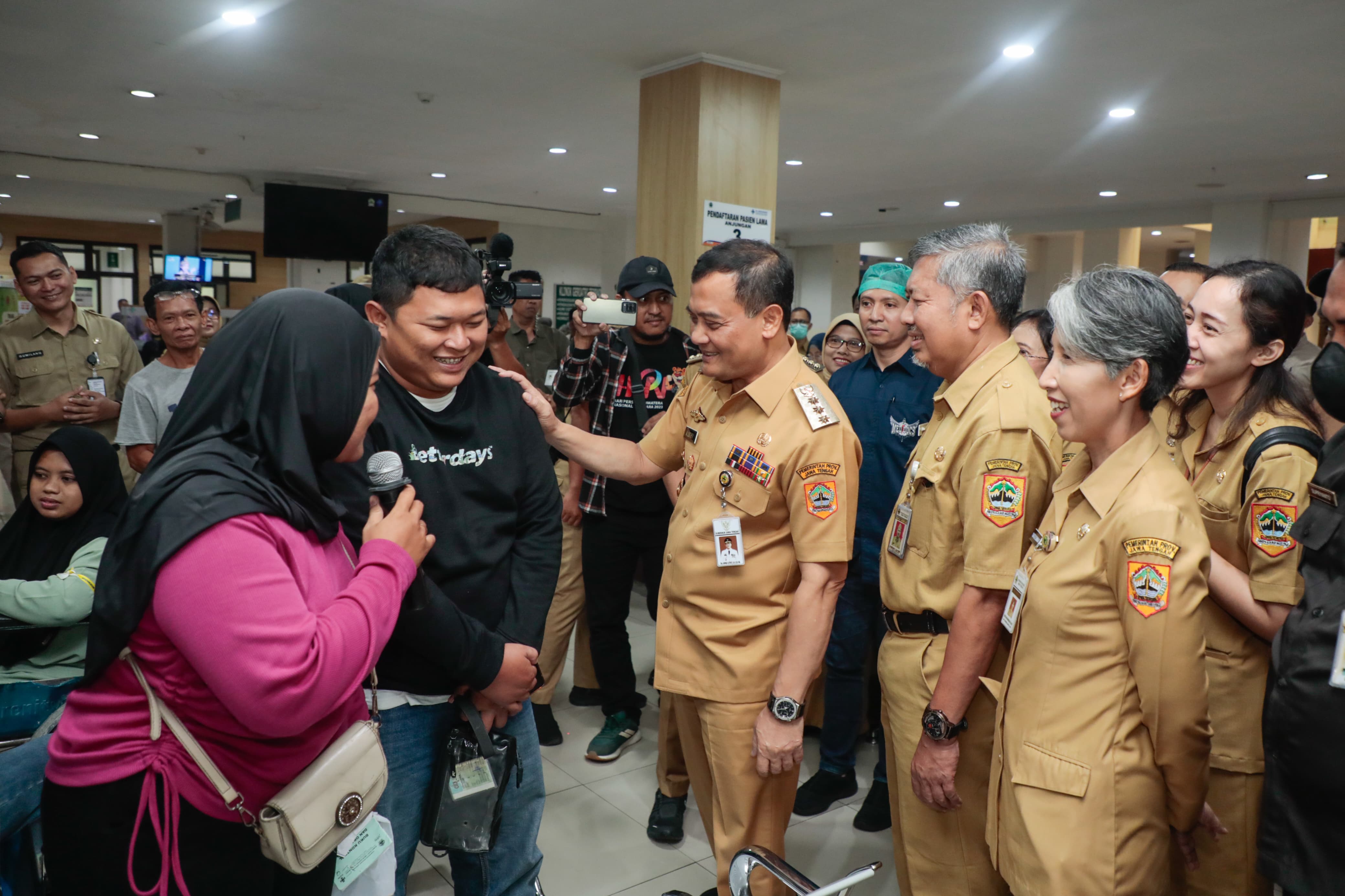 Gubernur Jateng Ahmad Luthfi berinteraksi dengan keluarga pasien di sela kunjungan kerja di RSUD Dr. Moewardi, Solo, Senin (10/3/2025).