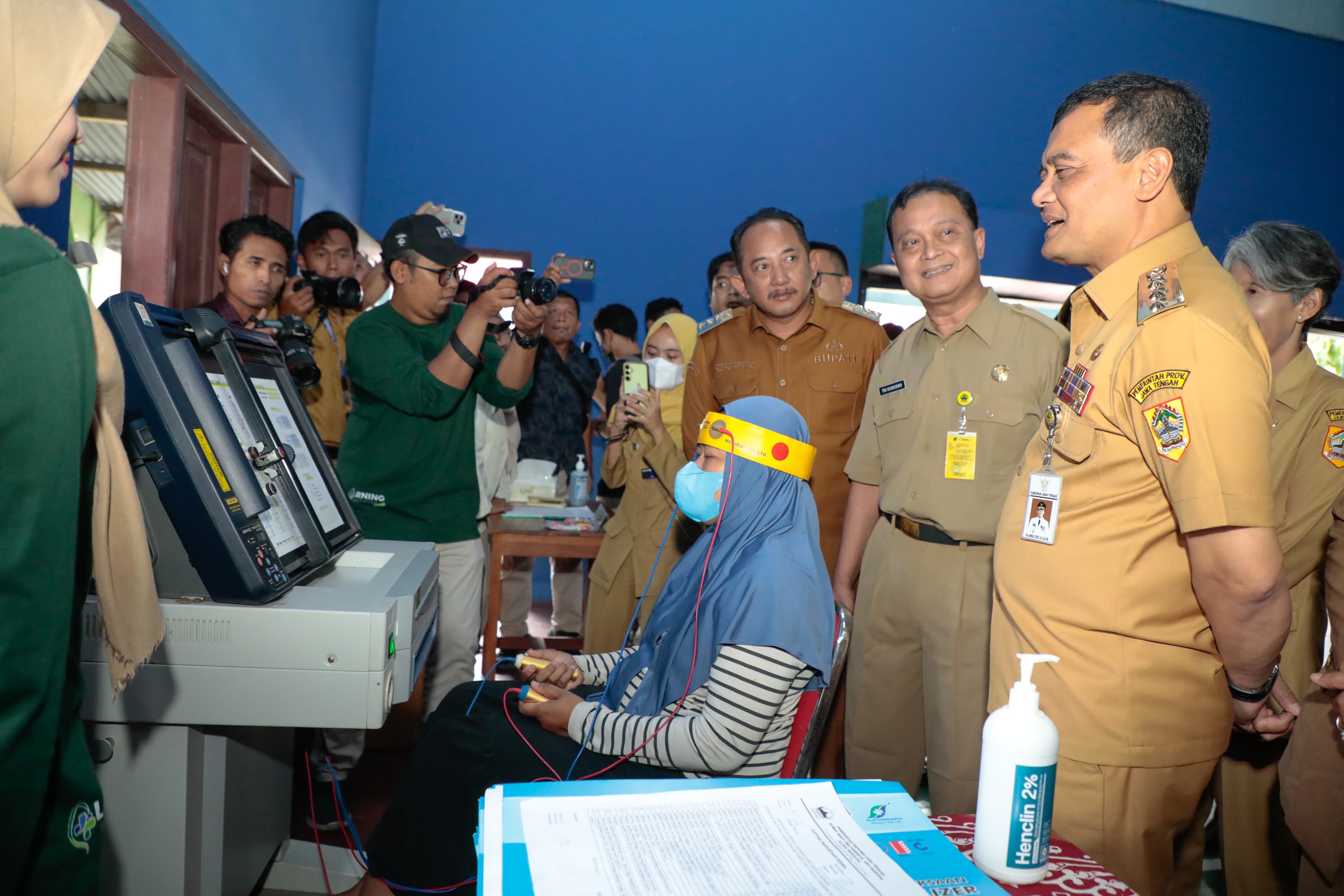 Gubernur Jateng Ahmad Luthfi pantau pelayanan kesehatan masyarakat di Kabupaten Karanganyar, Senin (10/3).