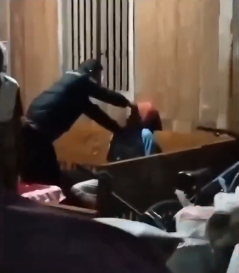 Tangkapan layar Aipda IR anggota Polsek Geyer, Grobogan saat menginterogasi Kusyanto secara keras.