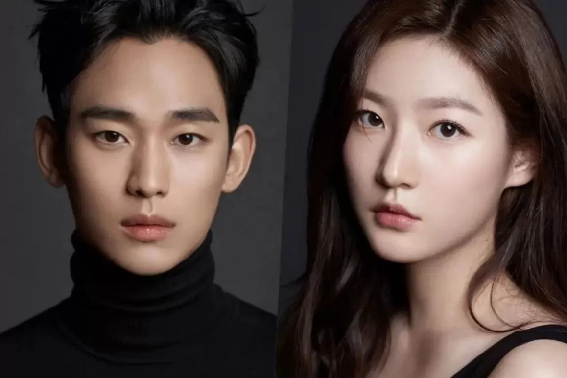 Kim Soo Hyun (kiri) diduga menjalin hubungan dengan mendiang Kim Sae Ron (kanan) selama enam tahun, sejak aktris tersebut berusia 15 tahun.