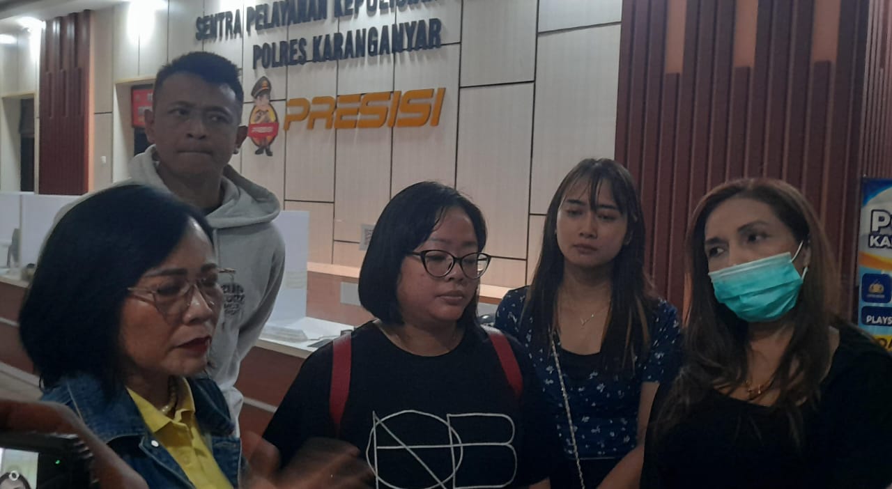 Asri Purwanti bersama para kliennya di Mapolres Karanganyar, Senin (10/3).