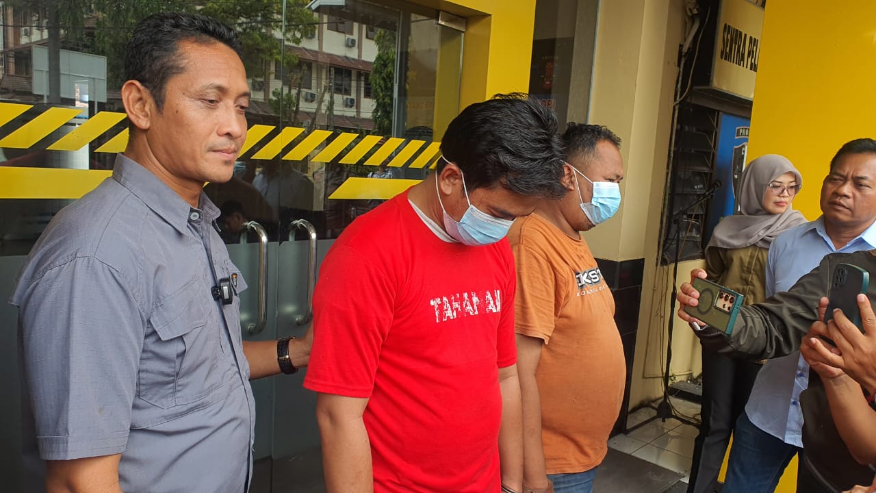Yudha Aris Diswantoro alias Yuda, 35, (kaos merah) yang merupakan Kasi Kesra Desa Katelan, Kecamatan Tangen, Sragen ditangkap polisi dalam kasus narkoba.