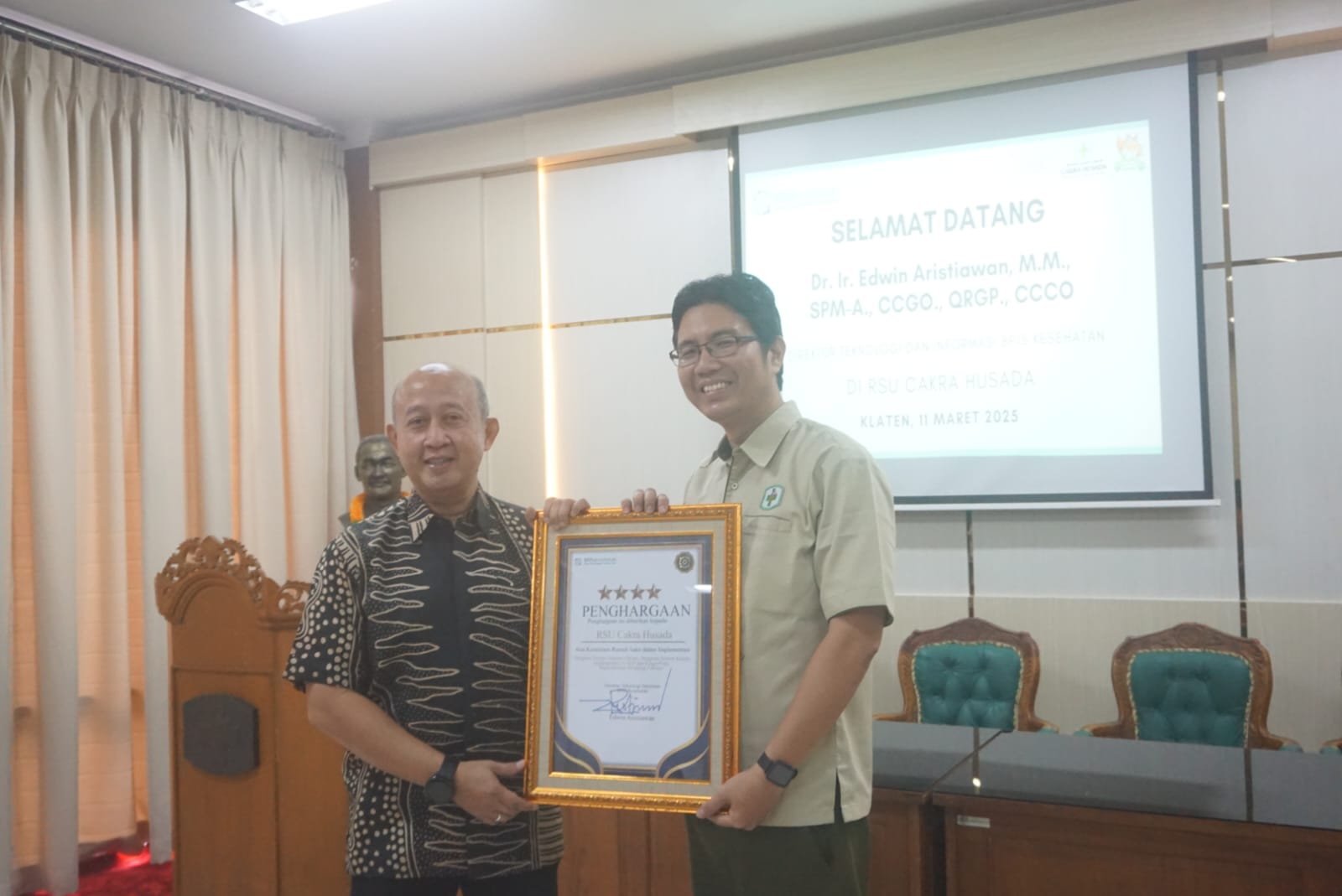 Direktur Teknologi Informasi BPJS Kesehatan Edwin Aristiawan memberikan penghargaan kepada Rumah Sakit Cakra Husada (RSCH) Klaten.