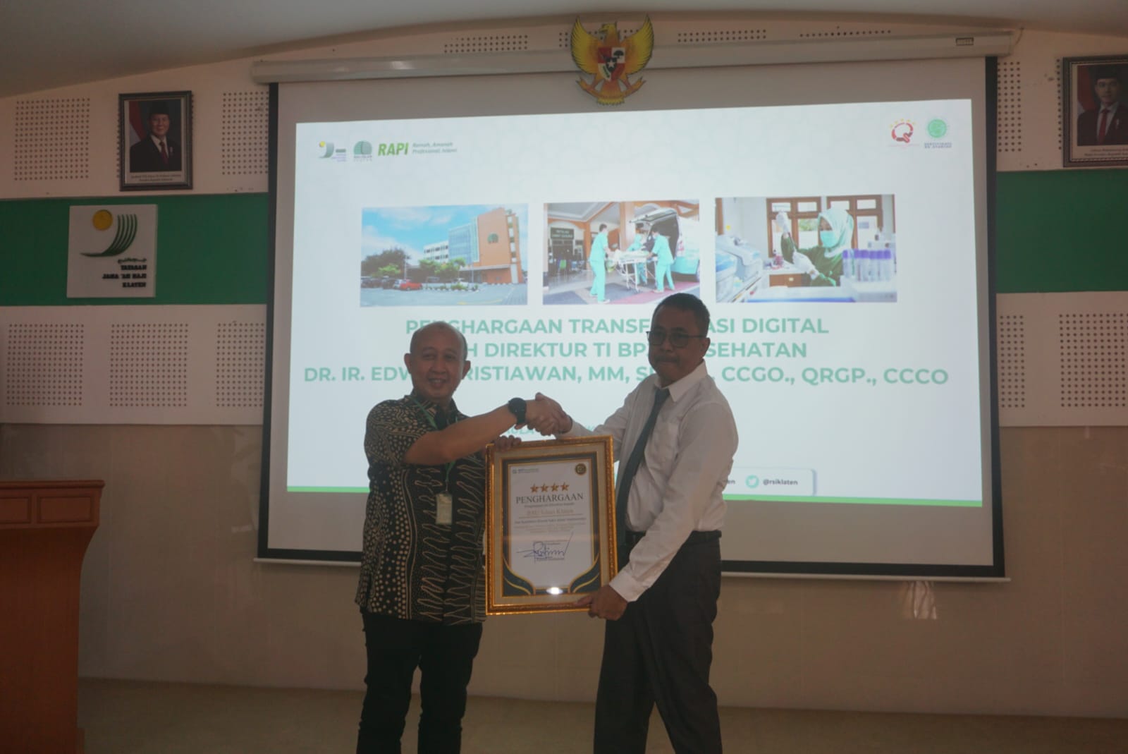Direktur Teknologi Informasi BPJS Kesehatan Edwin Aristiawan  memberikan penghargaan kepada RSU Islam Klaten.