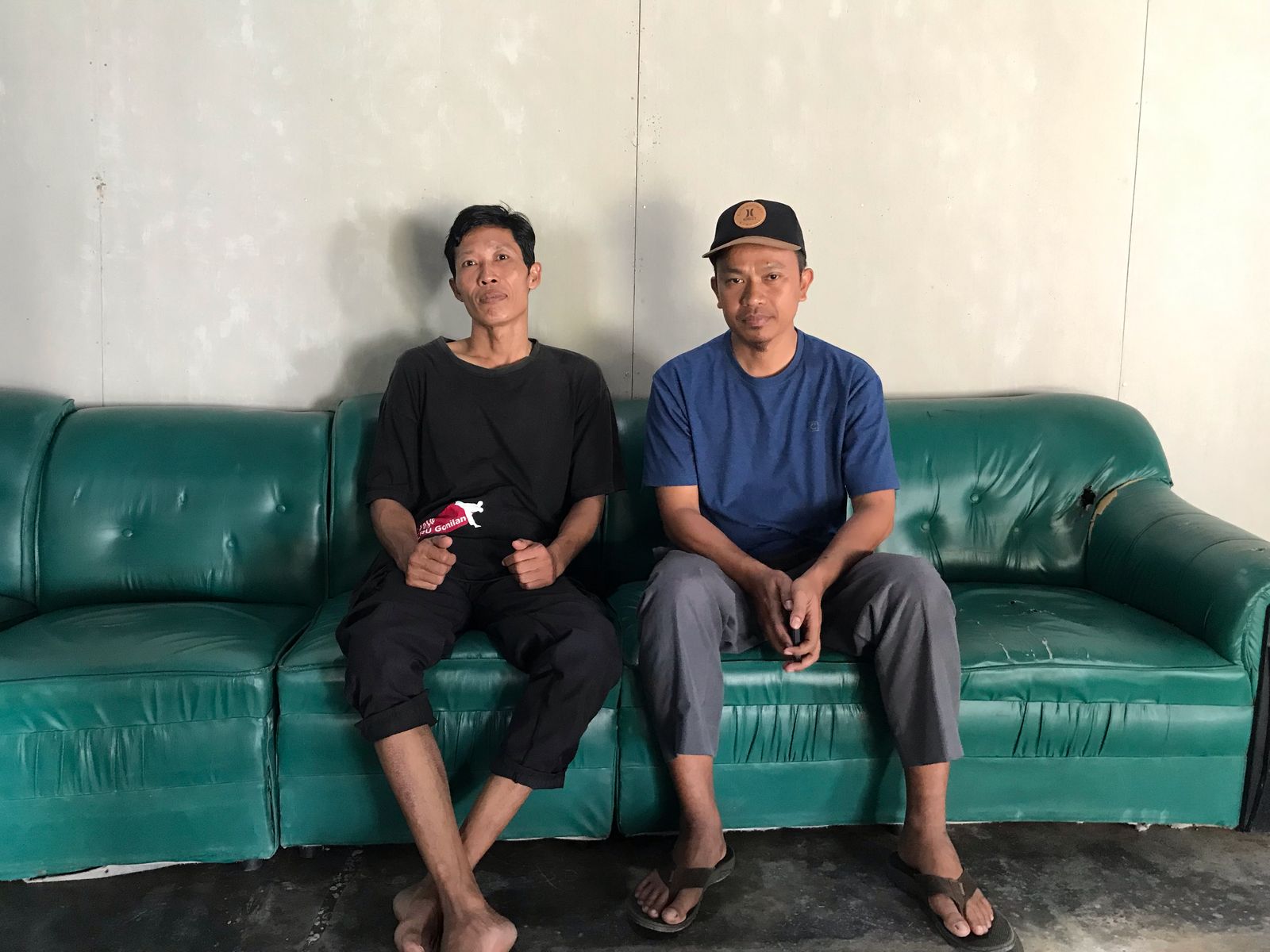 Daliman (kiri), ayah Agil Tri Nugroho bersama kerabatnya di rumah duka.