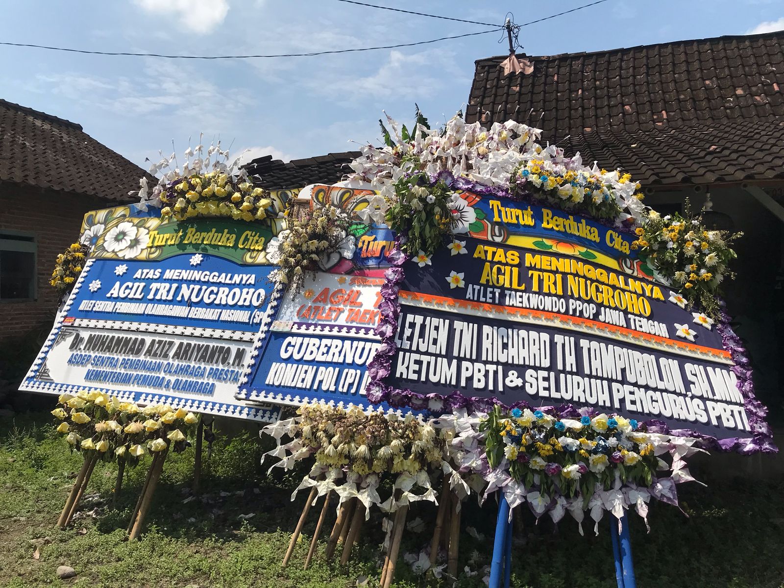 Karangan bunga dari sejumlah pejabat di halaman rumah duka Agil Tri Nugroho, Desa Gagaksipat, Kecamatan Ngemplak, Boyolali, Selasa (11/3).