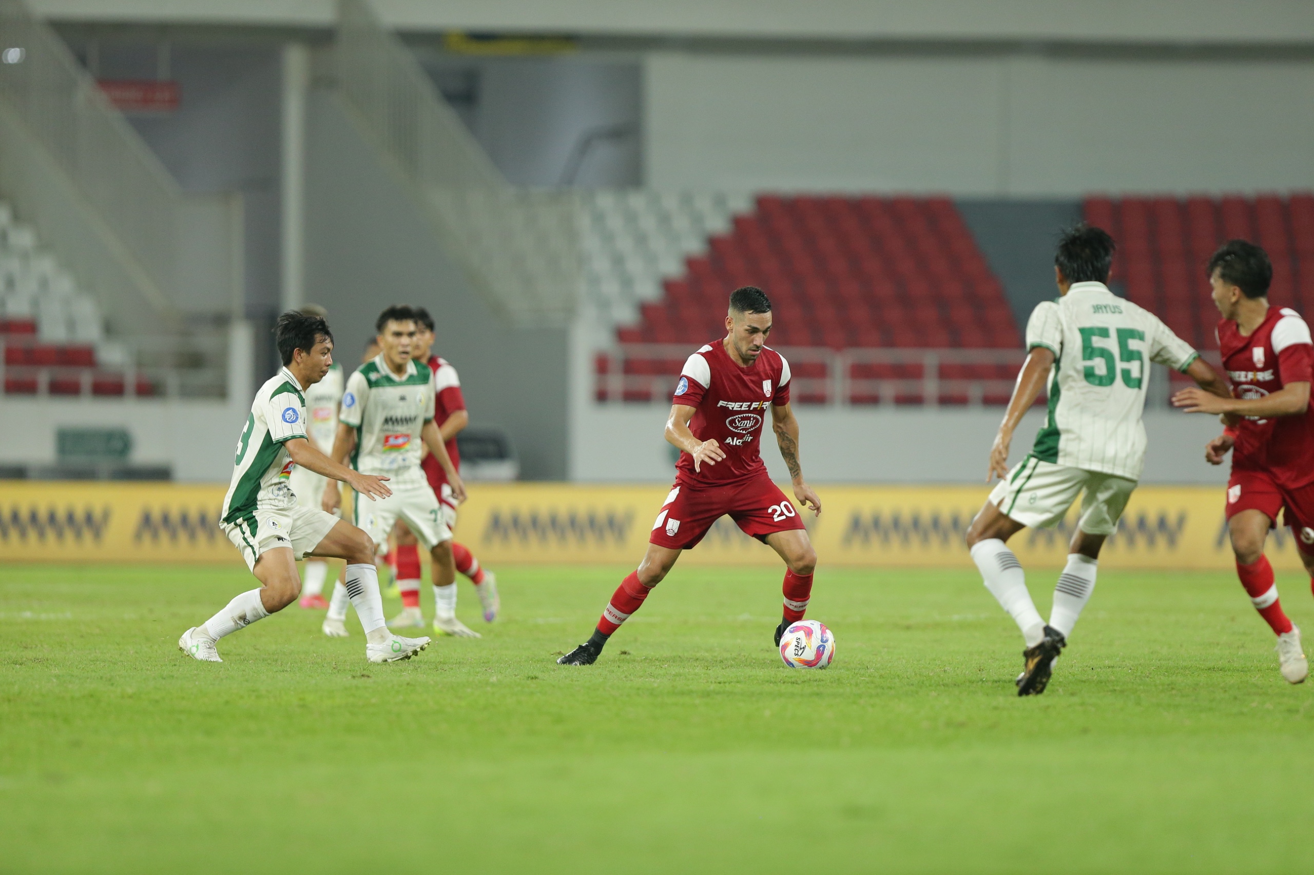 Laga Liga 1 antara Persis Solo melawan PSS Sleman di Stadion Jatidiri Semarang (11/3/2025)