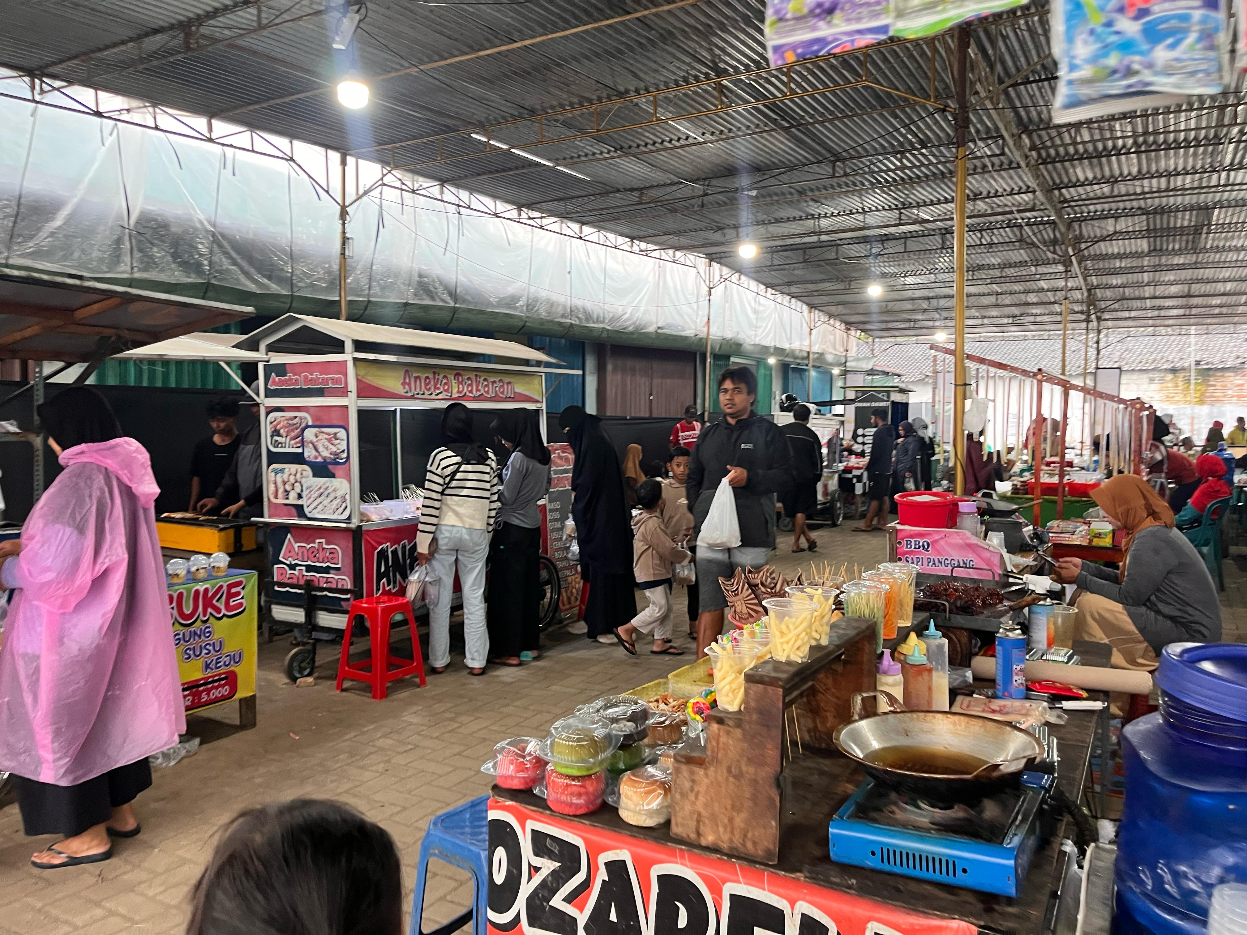 Keramaian Pasar Poso di Cepogo jelang waktu berbuka, Senin (10/03/2025)