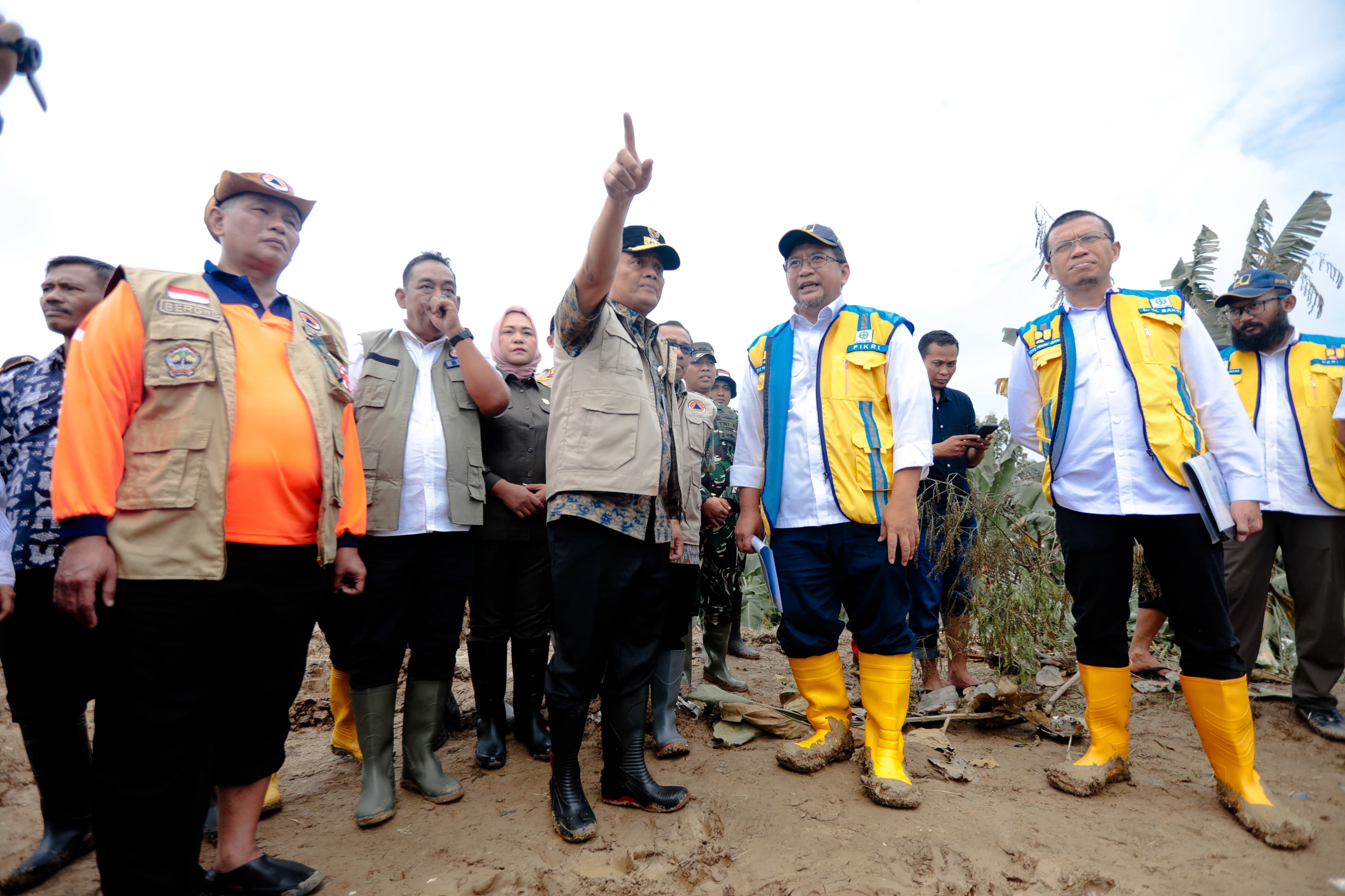 Gubernur Jateng Ahmad Luthfi saat meninjau perbaikan tanggul di Desa Baturagung, Kecamatan Gubug, Grobogan, Selasa (11/3/2025).